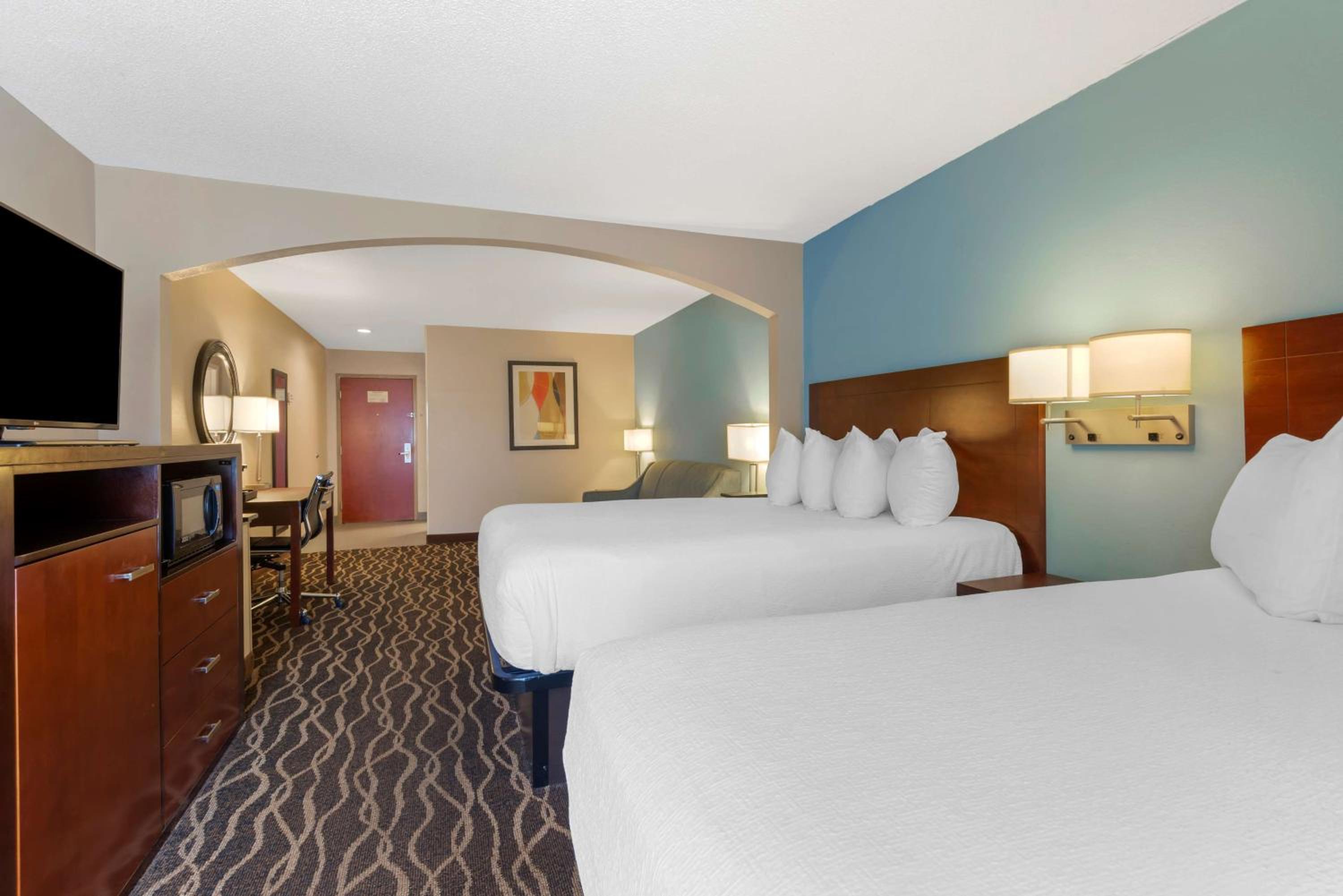 Queen Suite with Two Queen Beds and Sofa Bed - Photo 2