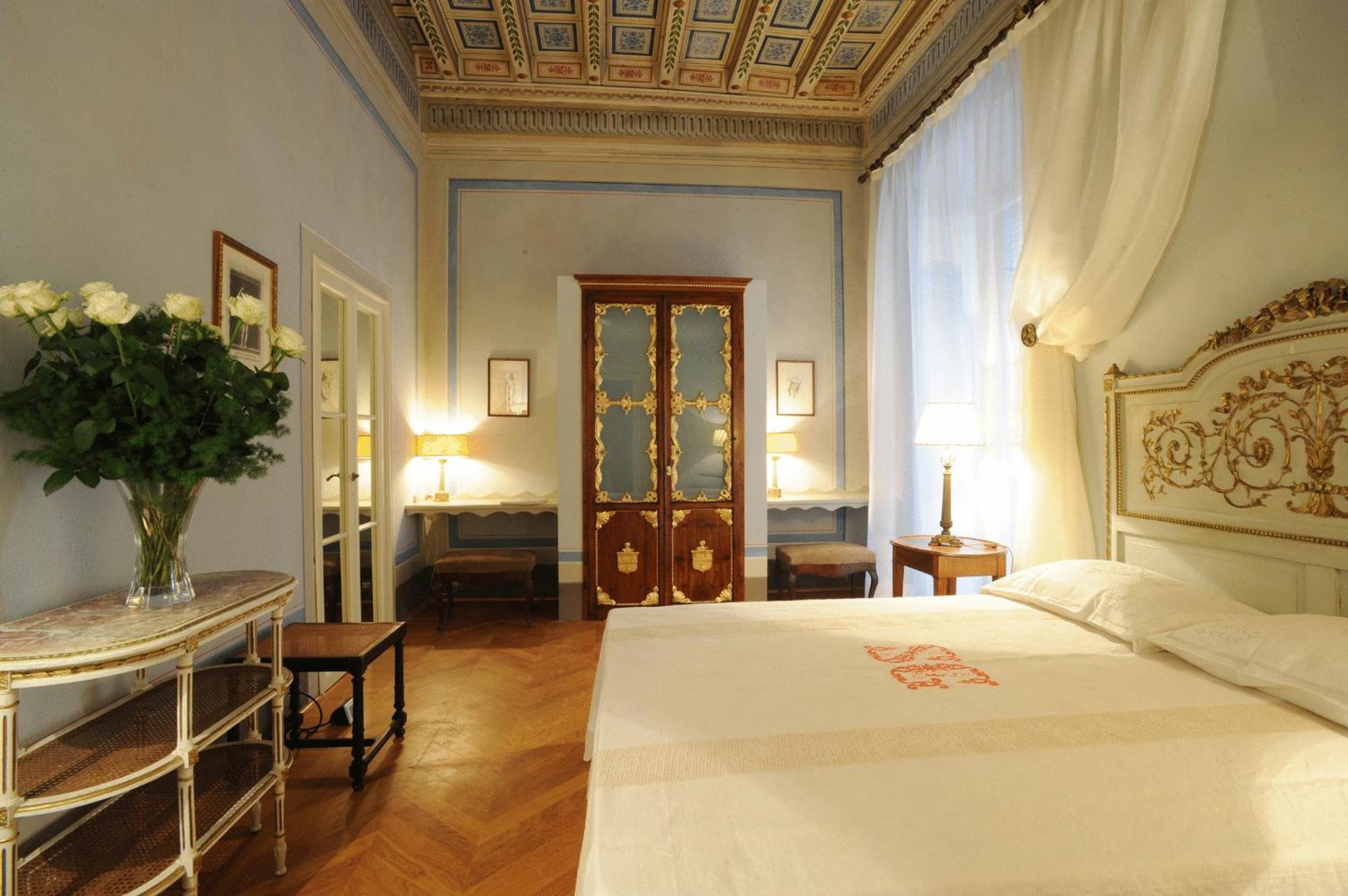 Deluxe Queen Suite - Photo 8