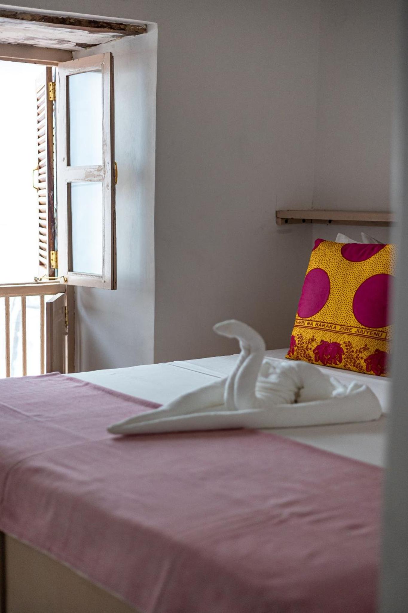 Suite - Photo 26