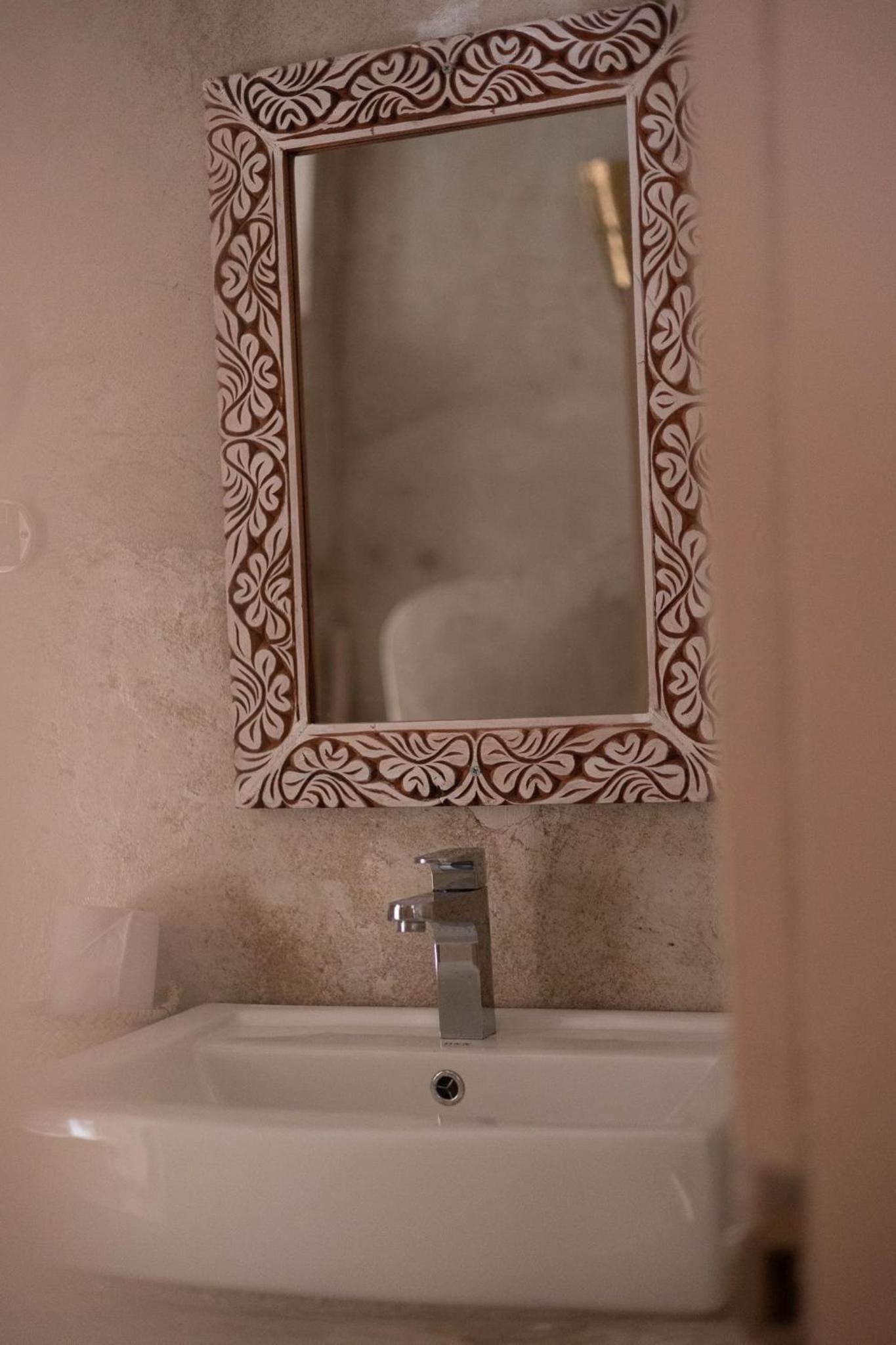 Suite - Photo 28