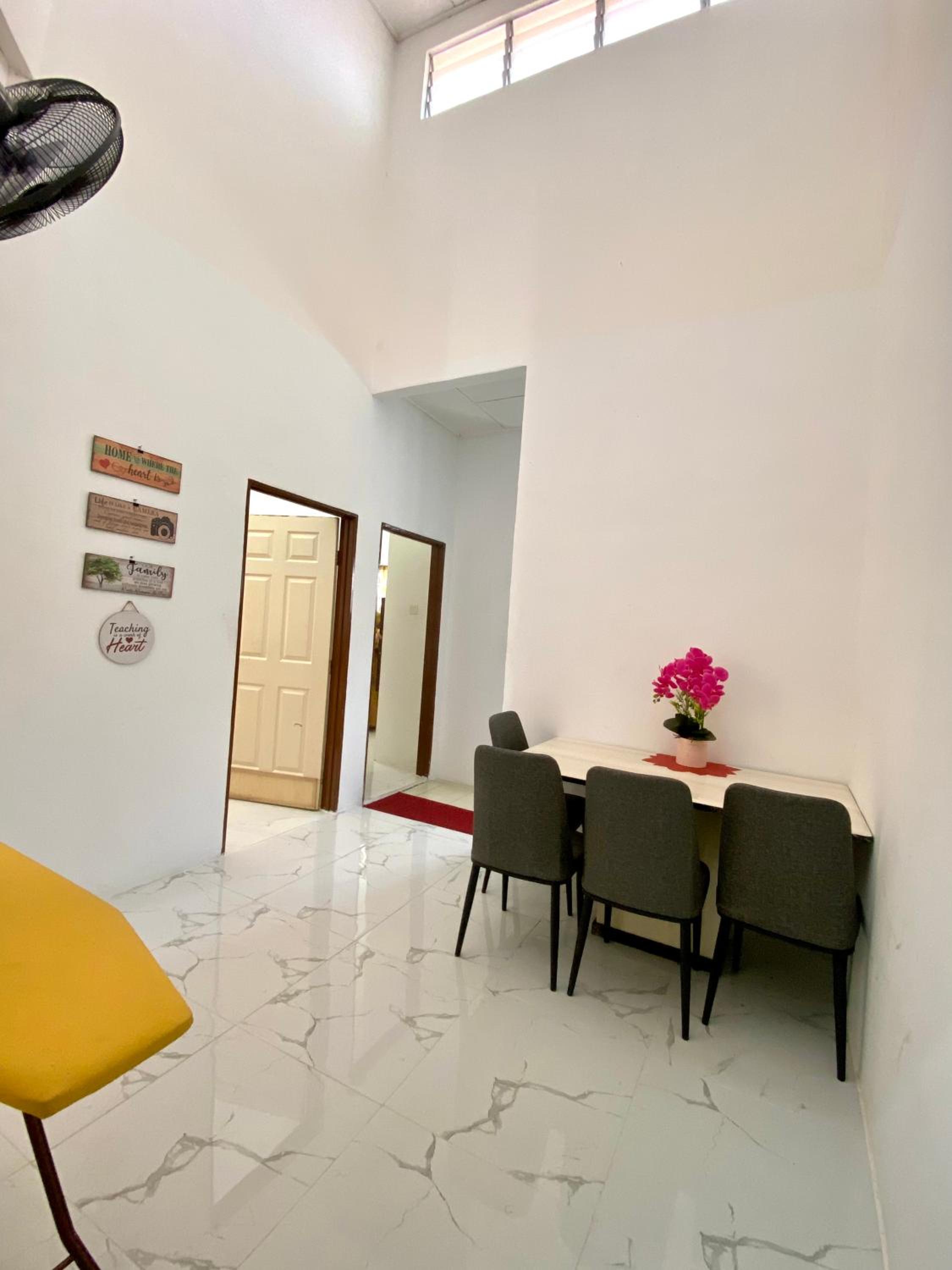 Three-Bedroom House photo 3
