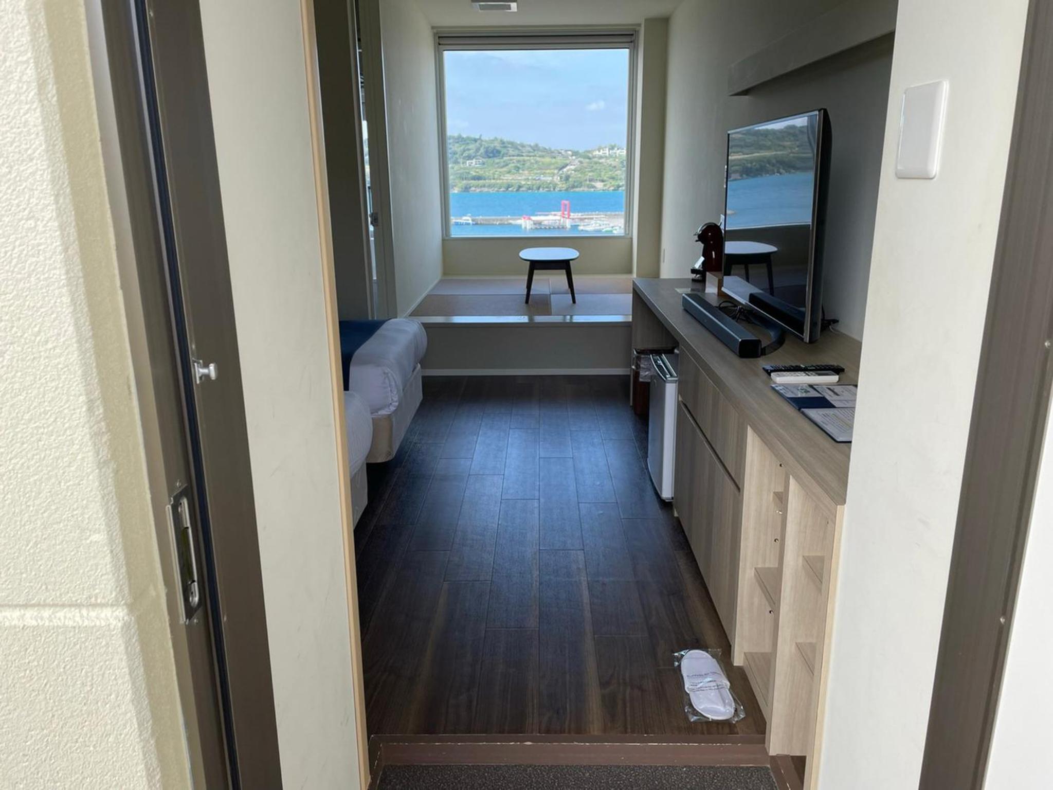 Quadruple Room with Sea View - Photo 4