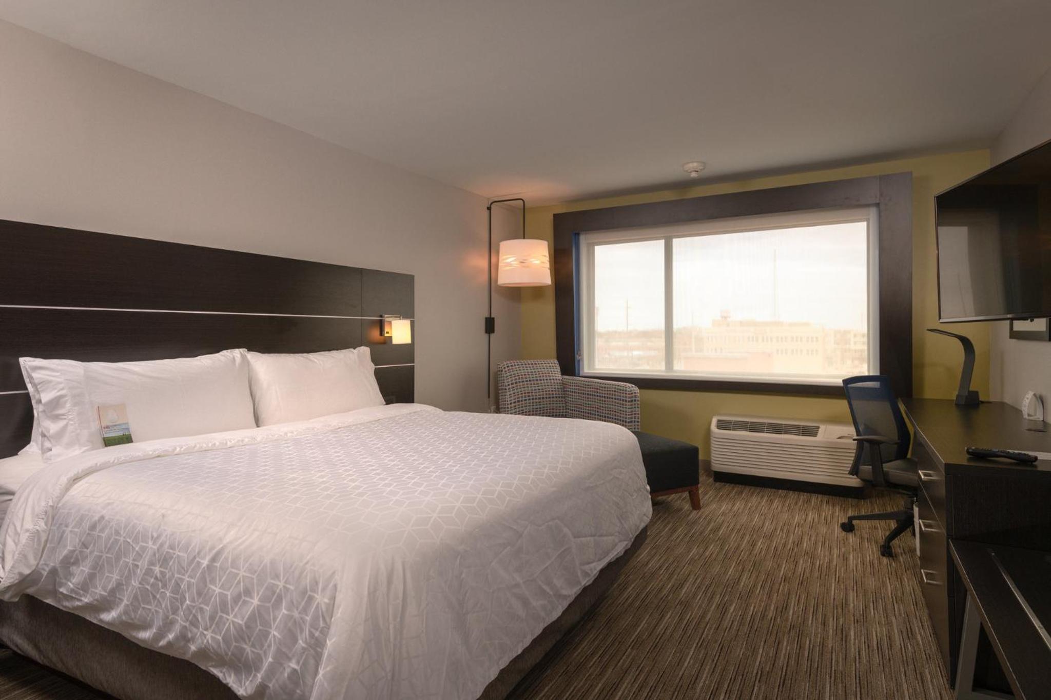Standard King Room - Communications Accessible photo 1