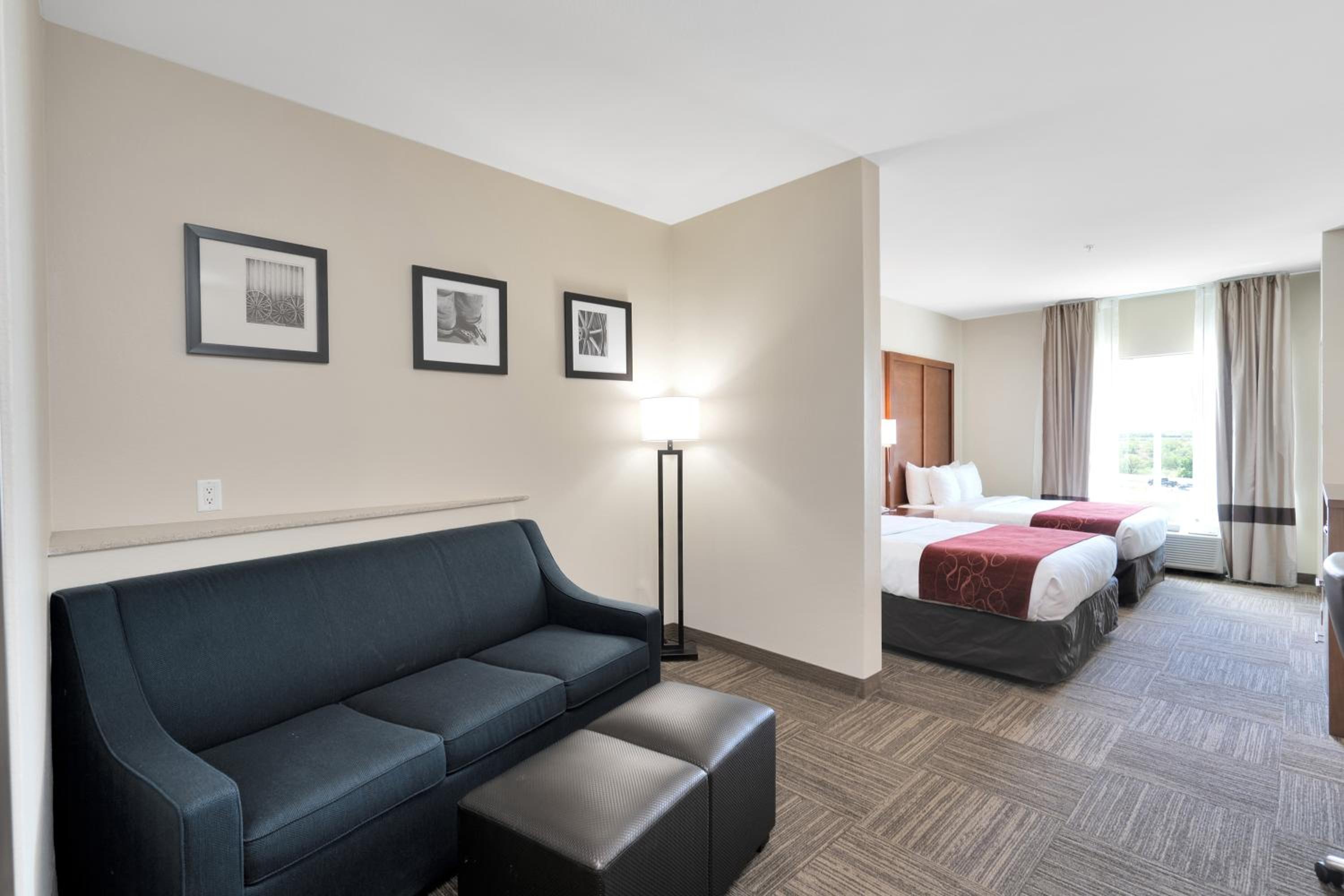 Queen Suite with Two Queen Beds - Non-Smoking - Photo 3