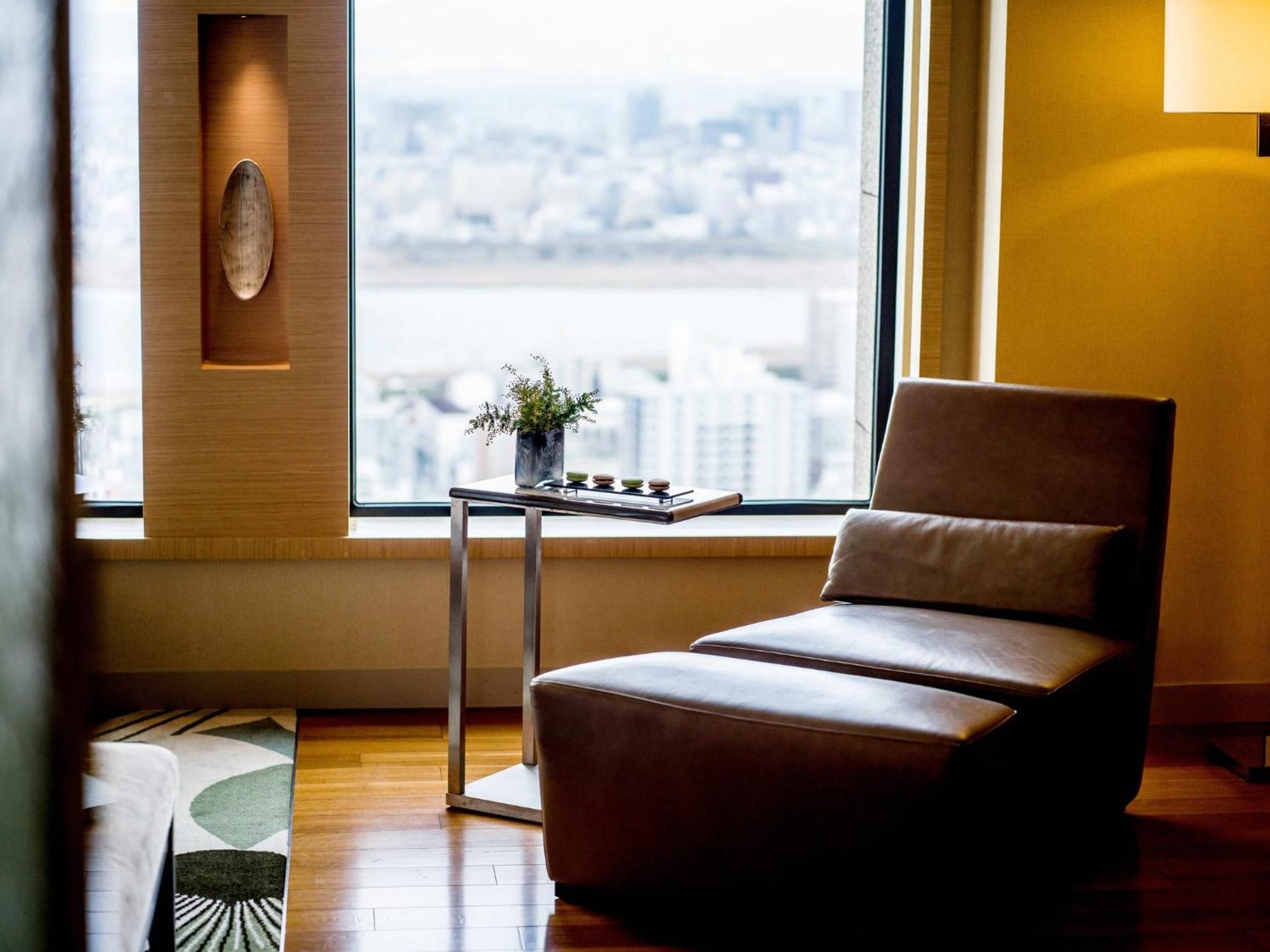 Premium King Room with City View - Photo 2