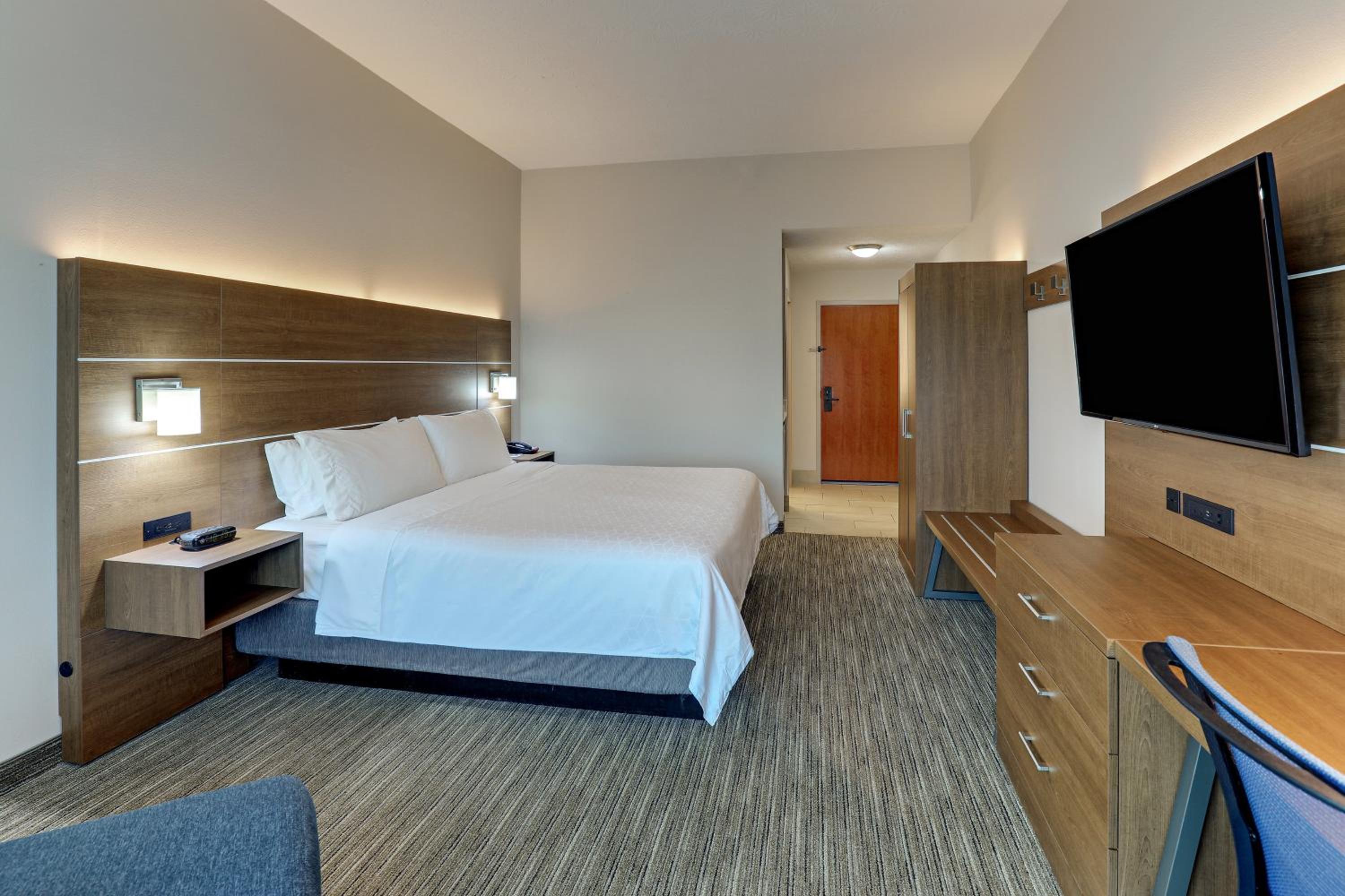 Standard King Room with Roll-In Shower - Mobility Access - Photo 3