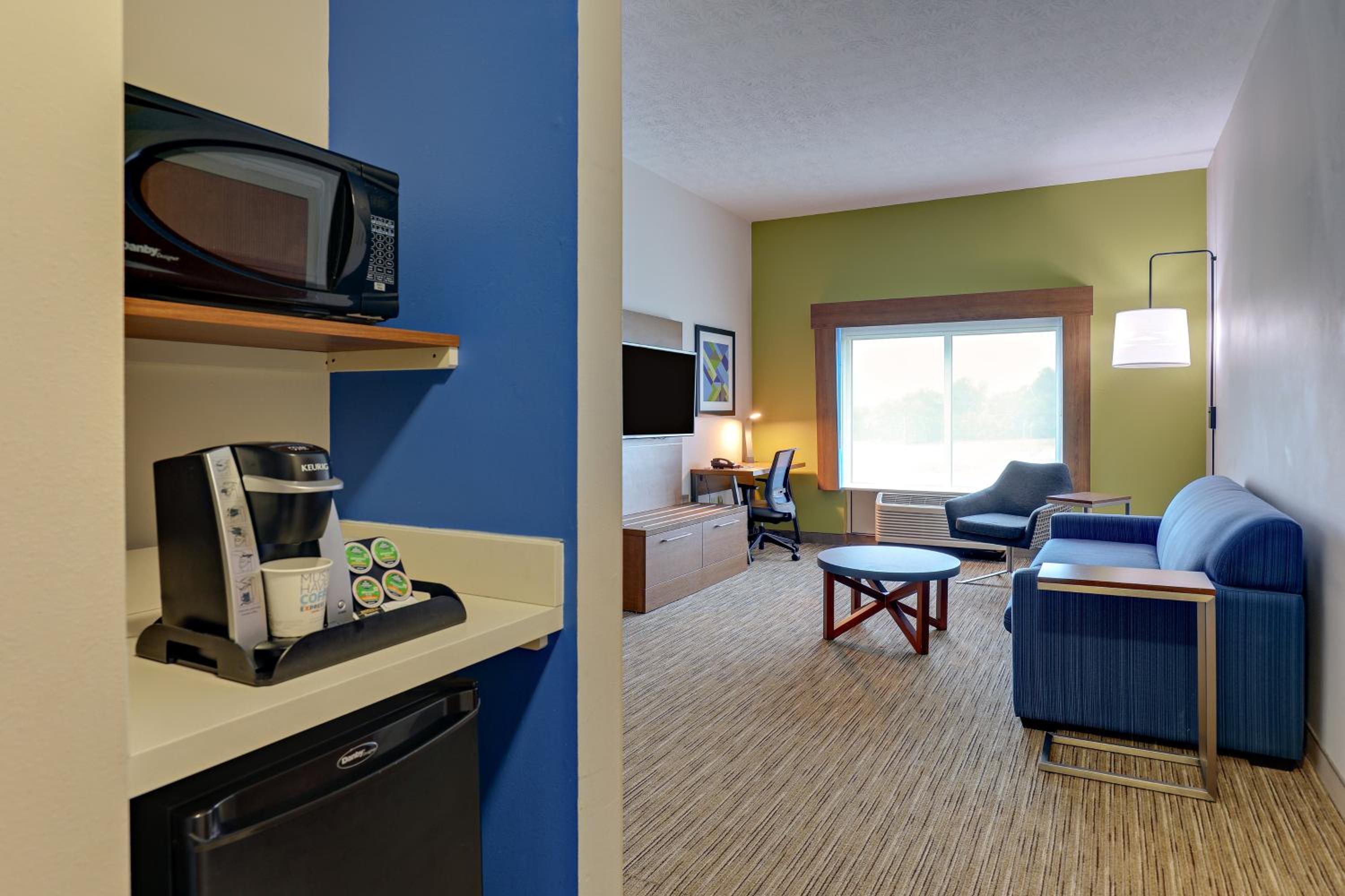 One-Bedroom King Suite - Photo 4