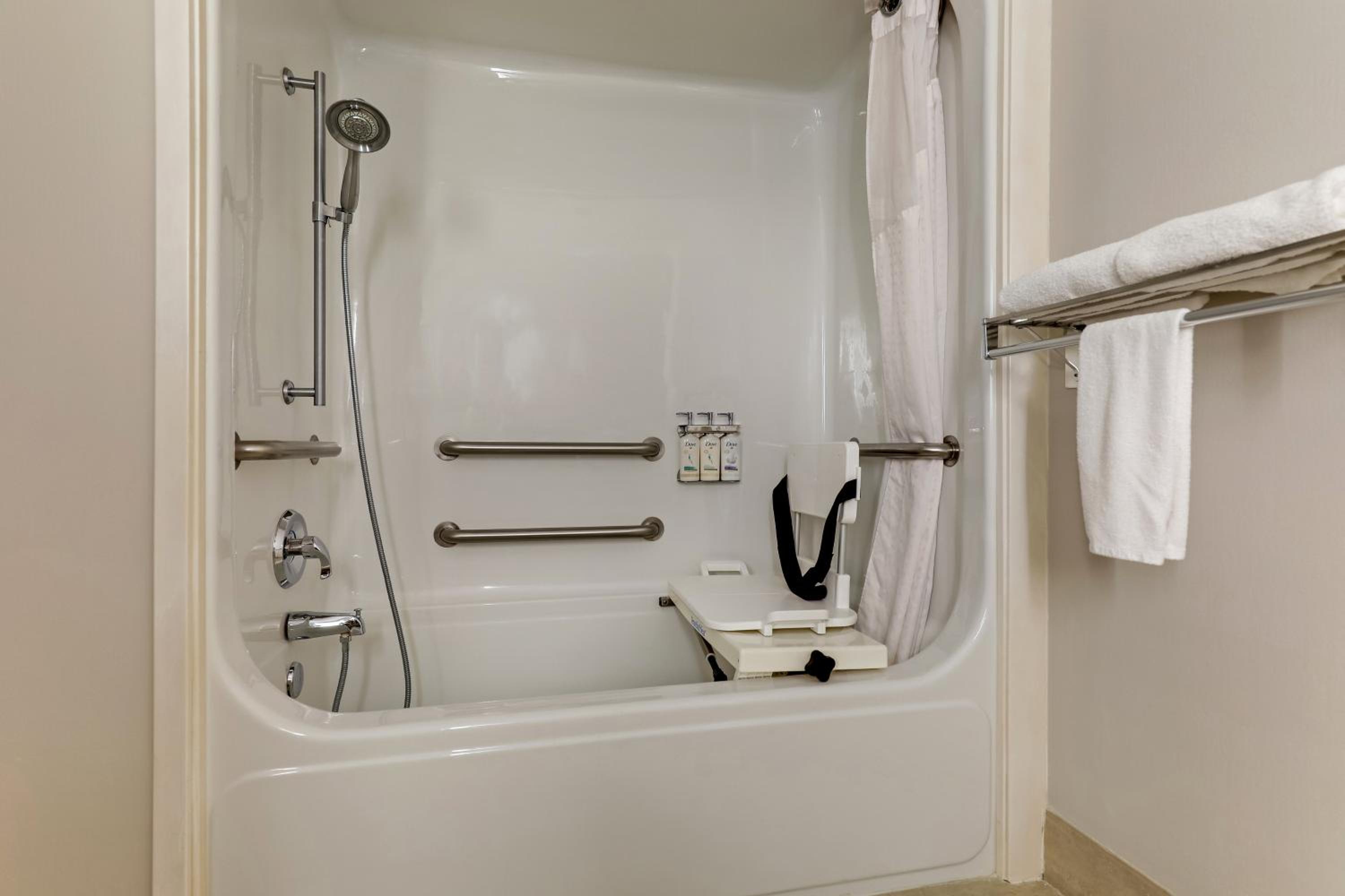 Standard Queen Room with Two Queen Beds - Communications Accessible - Photo 3