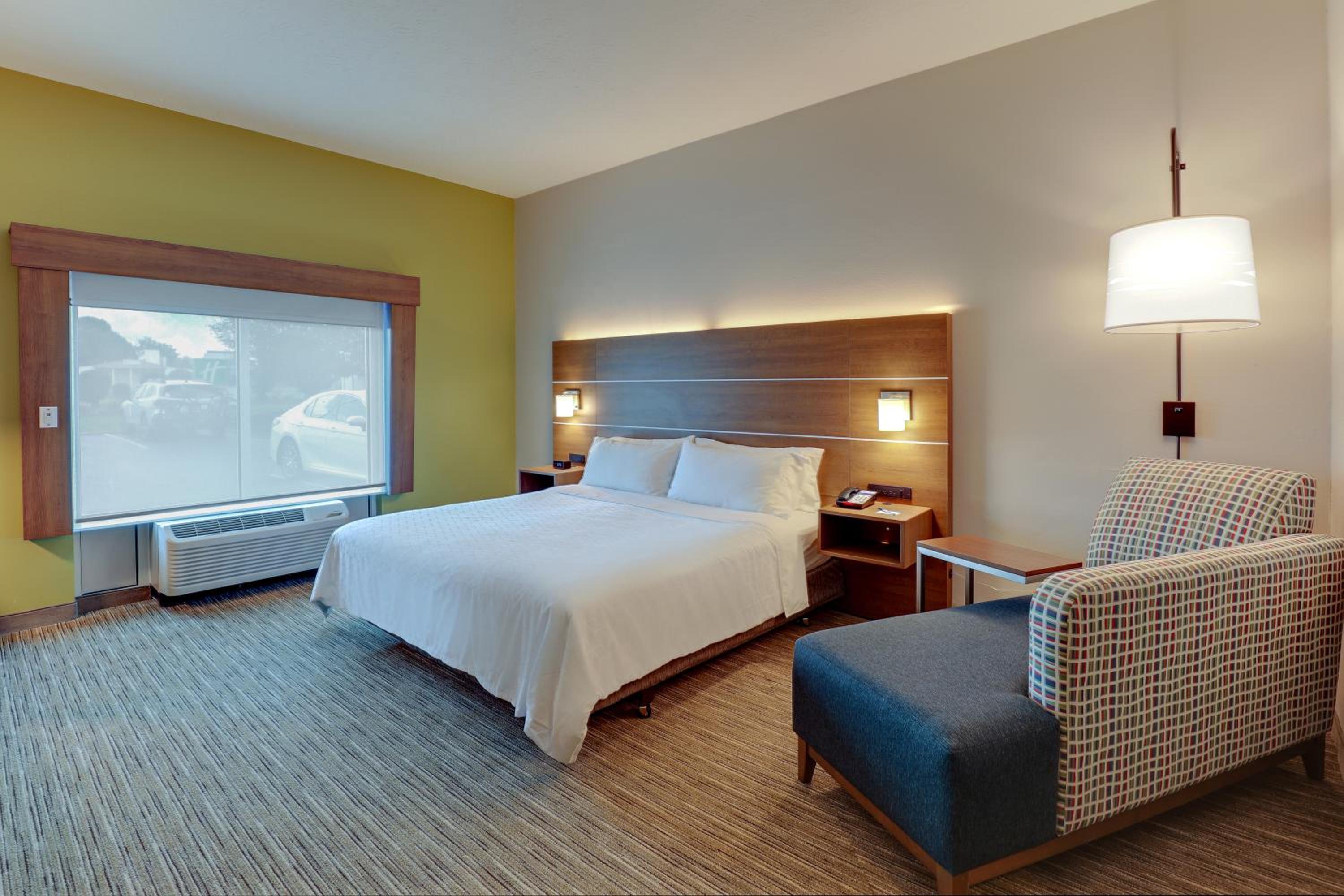 King Suite with Sofa Bed - Hearing Accessible - Photo 5