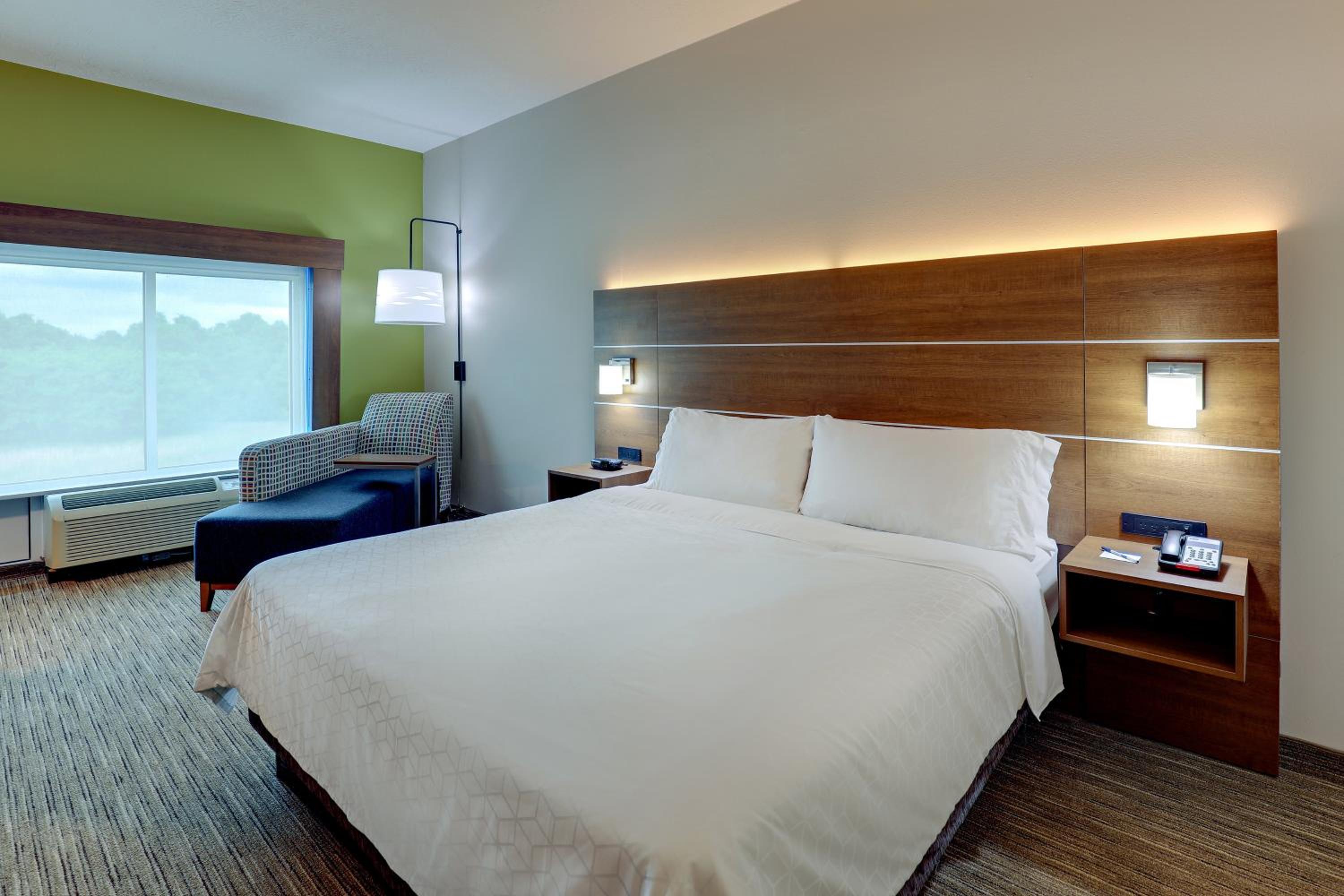 Standard King Room with Roll-In Shower - Mobility Access - Photo 1