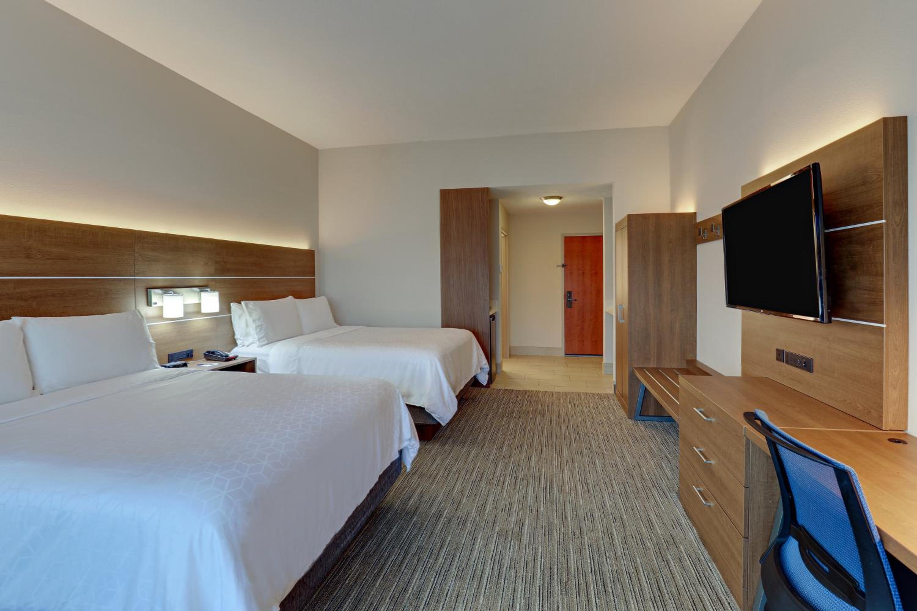 Standard Queen Room with Two Queen Beds - Photo 3