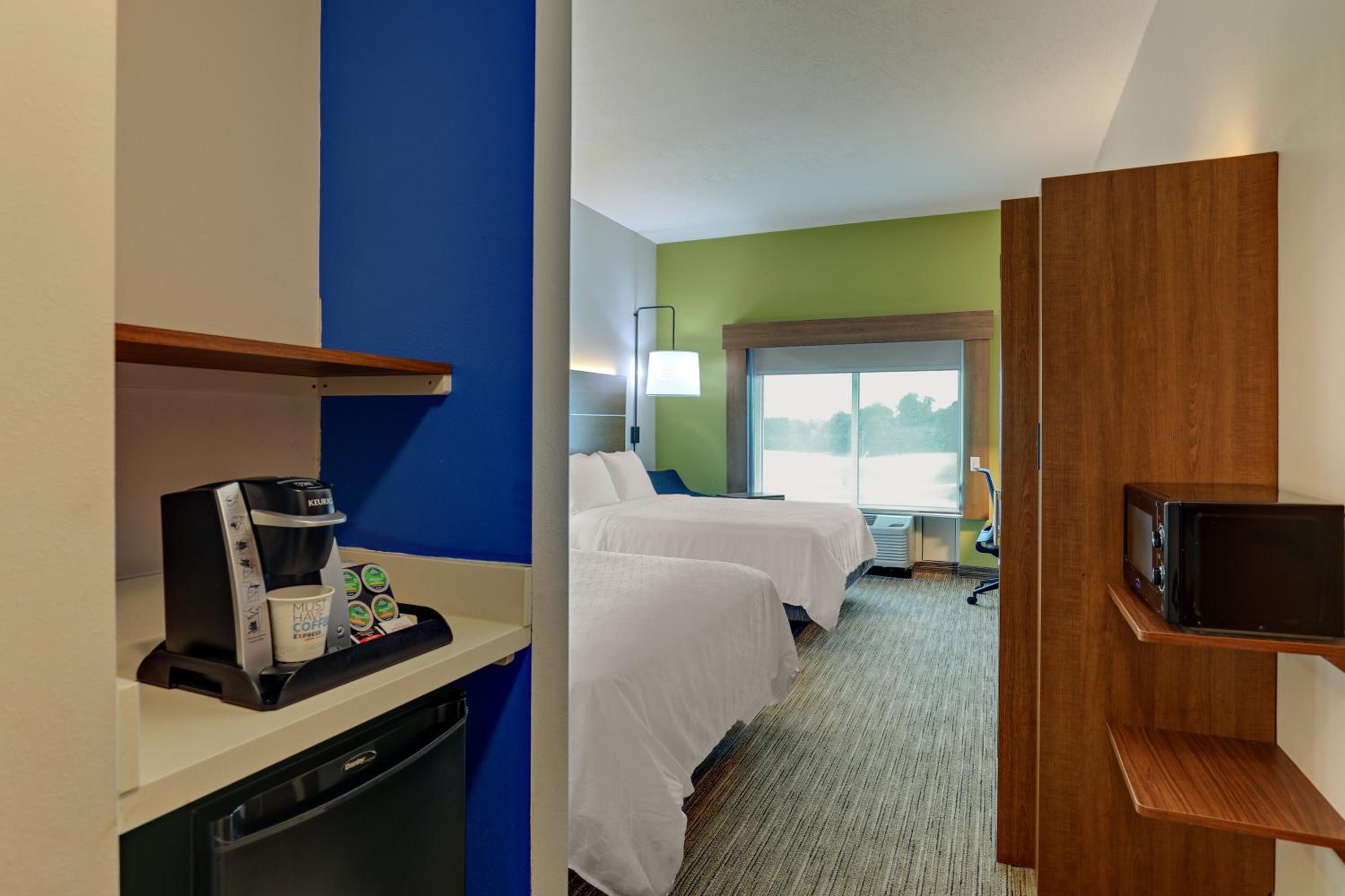Standard Queen Room with Two Queen Beds - Communications Accessible - Photo 4