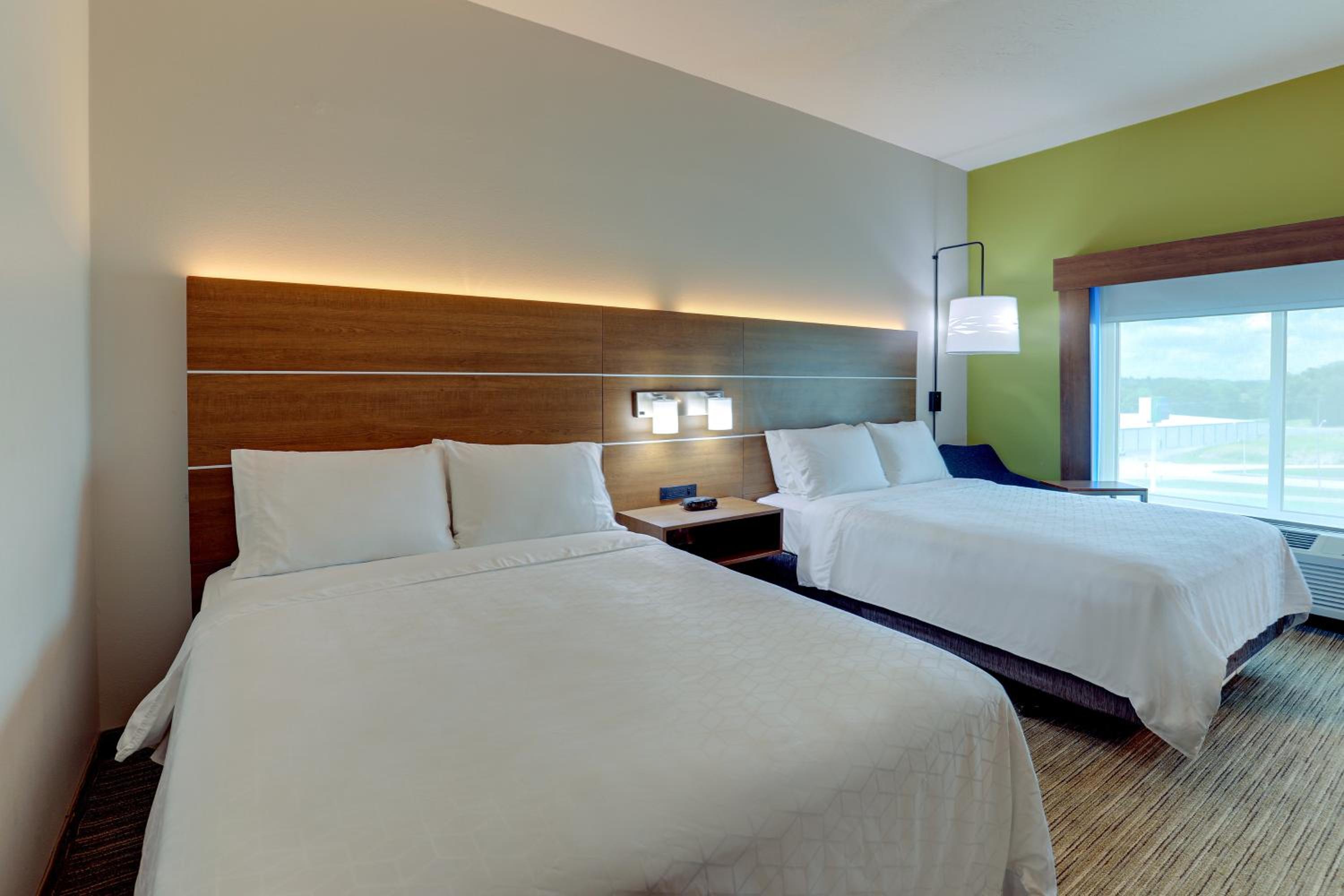 Standard Queen Room with Two Queen Beds - Communications Accessible - Photo 2