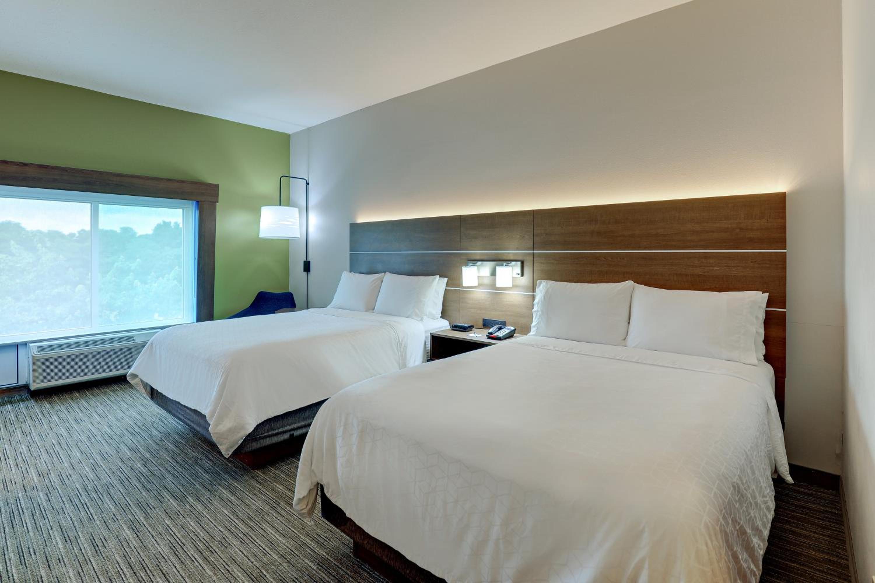 Standard Queen Room with Two Queen Beds - Photo 5