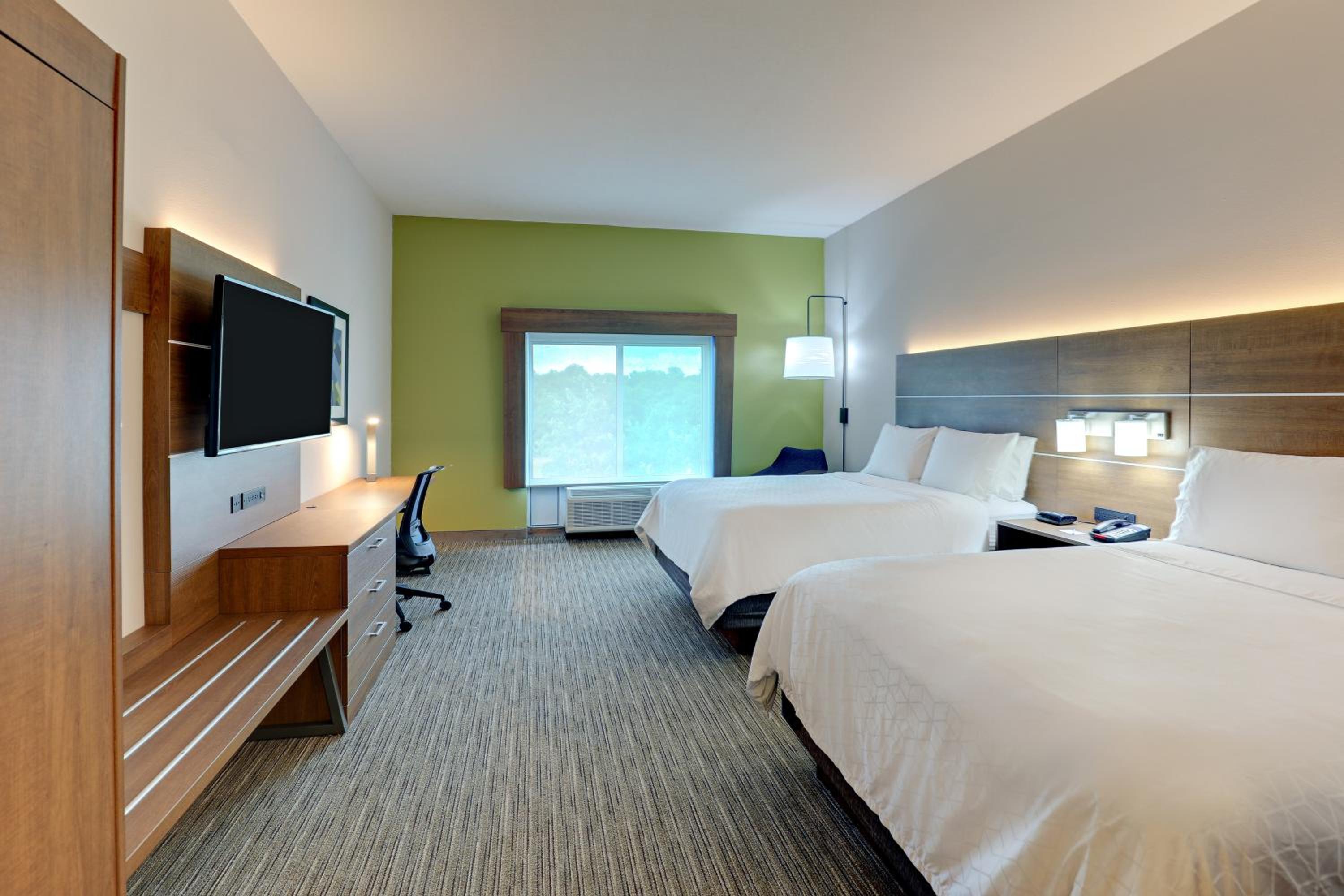 Standard Queen Room with Two Queen Beds - Photo 2