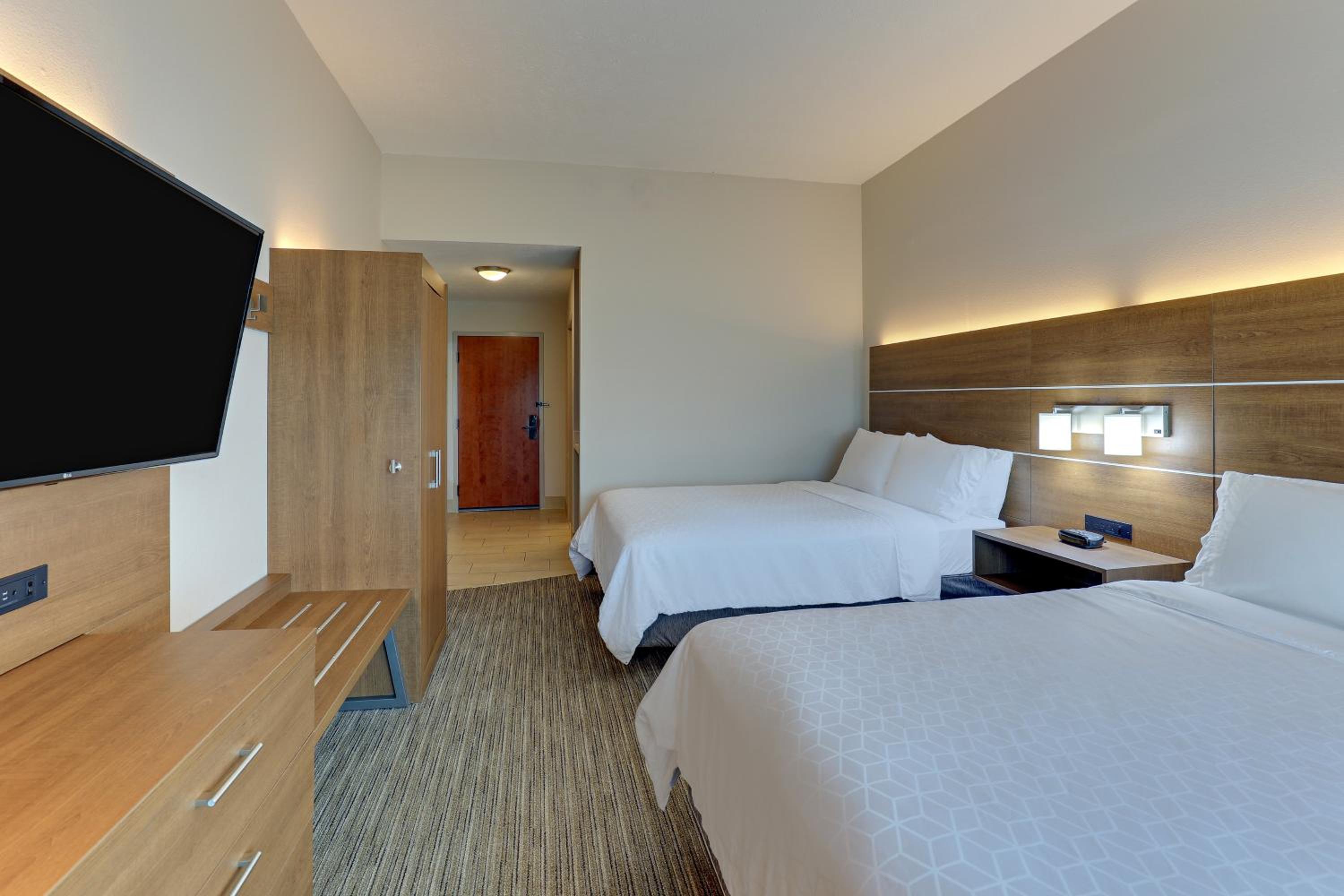 Standard Queen Room with Two Queen Beds - Communications Accessible - Photo 6