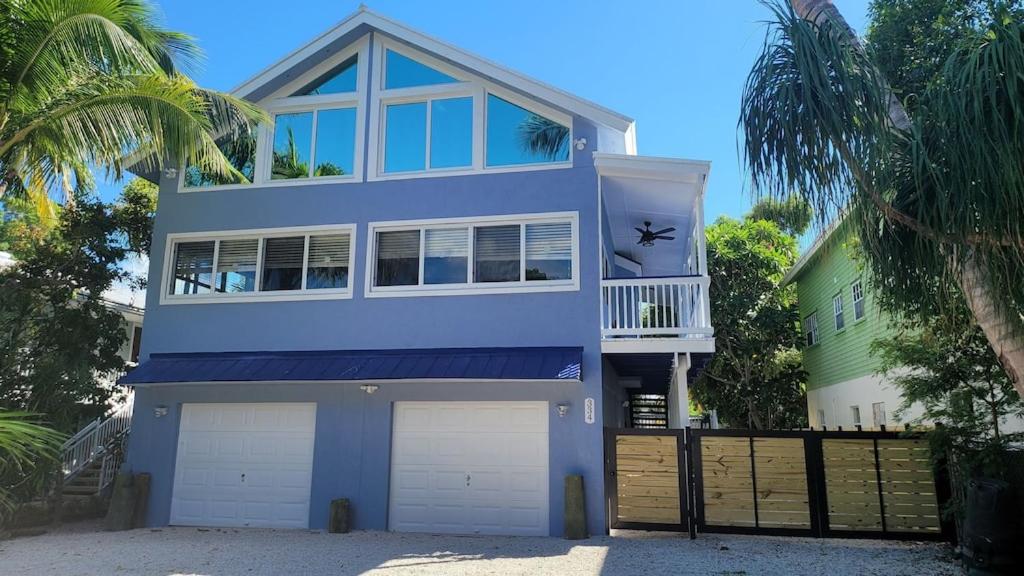 Six-Bedroom House photo 2