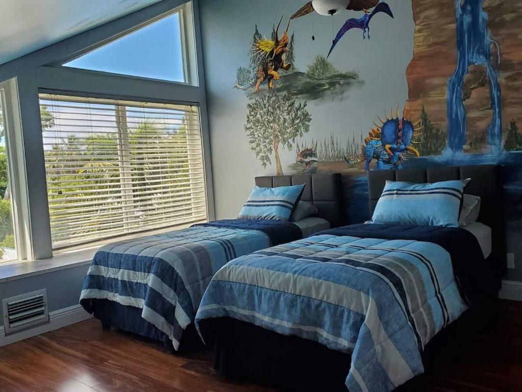 Six-Bedroom House photo 1