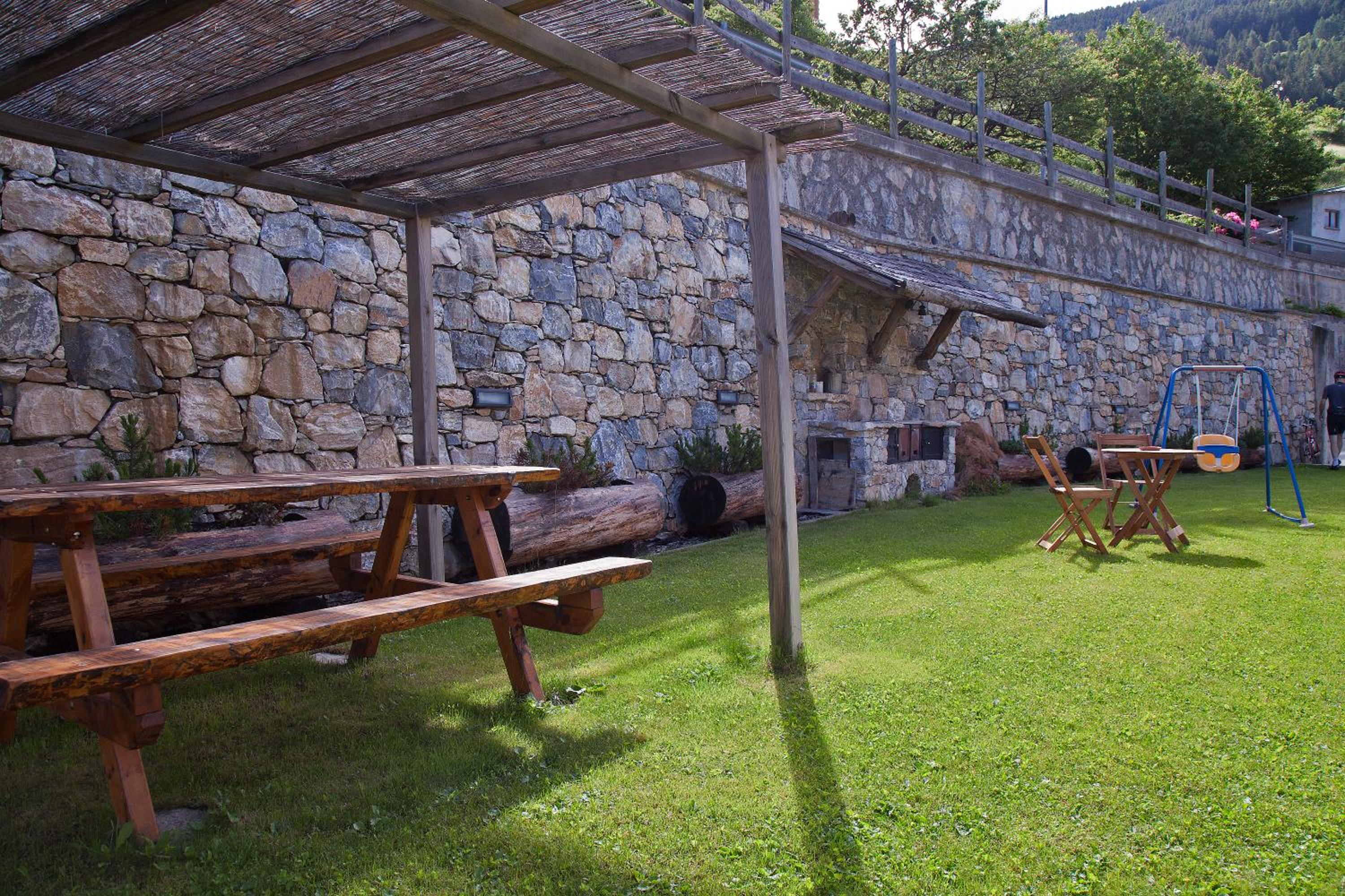 Two-Bedroom Apartment with Mountain View (6 Adults) photo 3