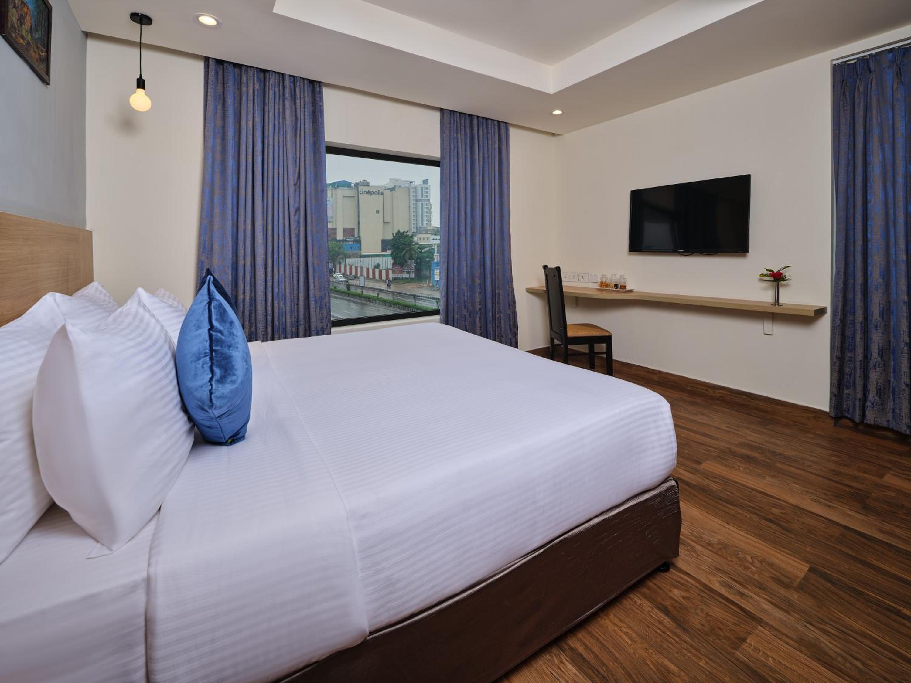 Deluxe King Room - Photo 5