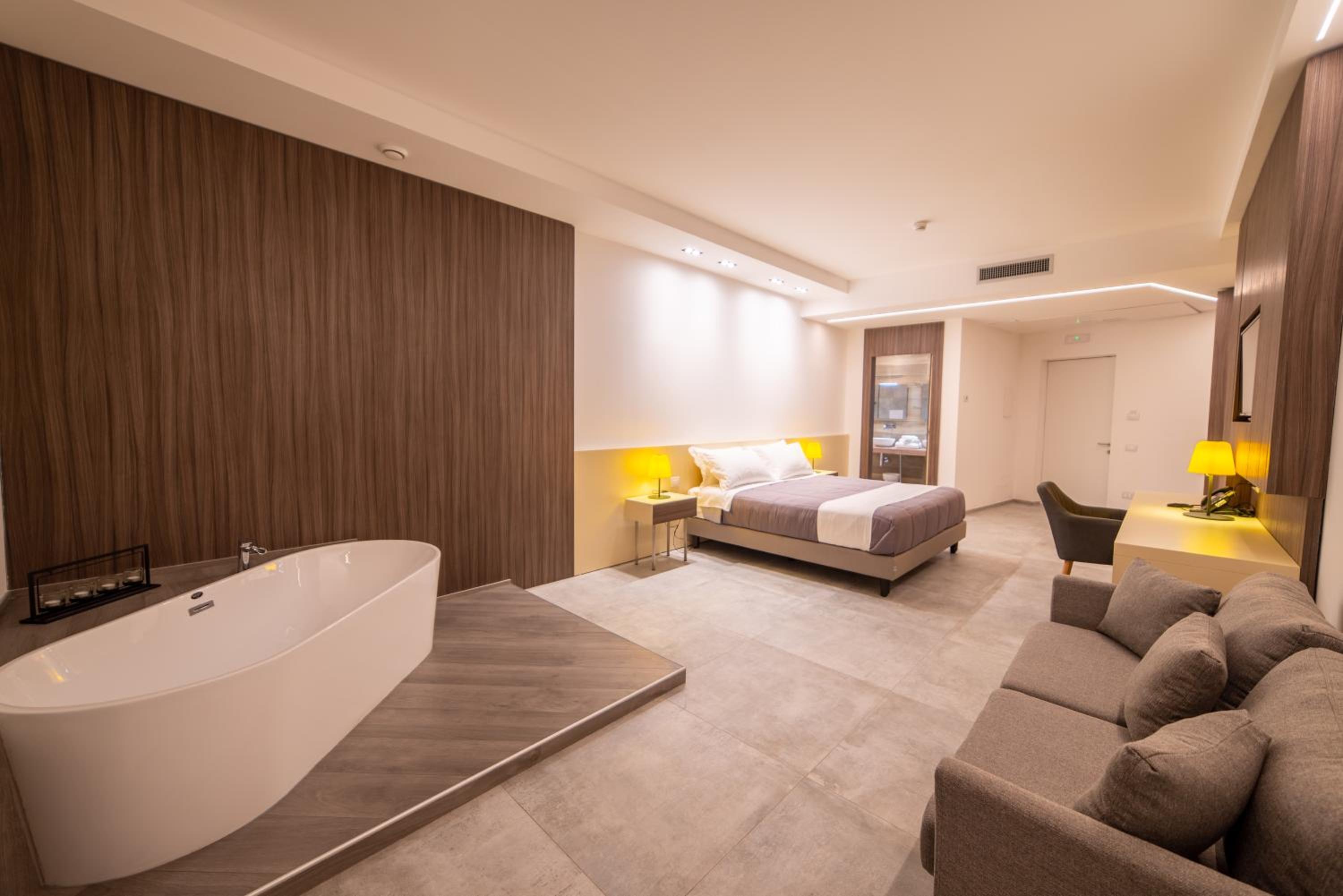 Suite - Photo 1