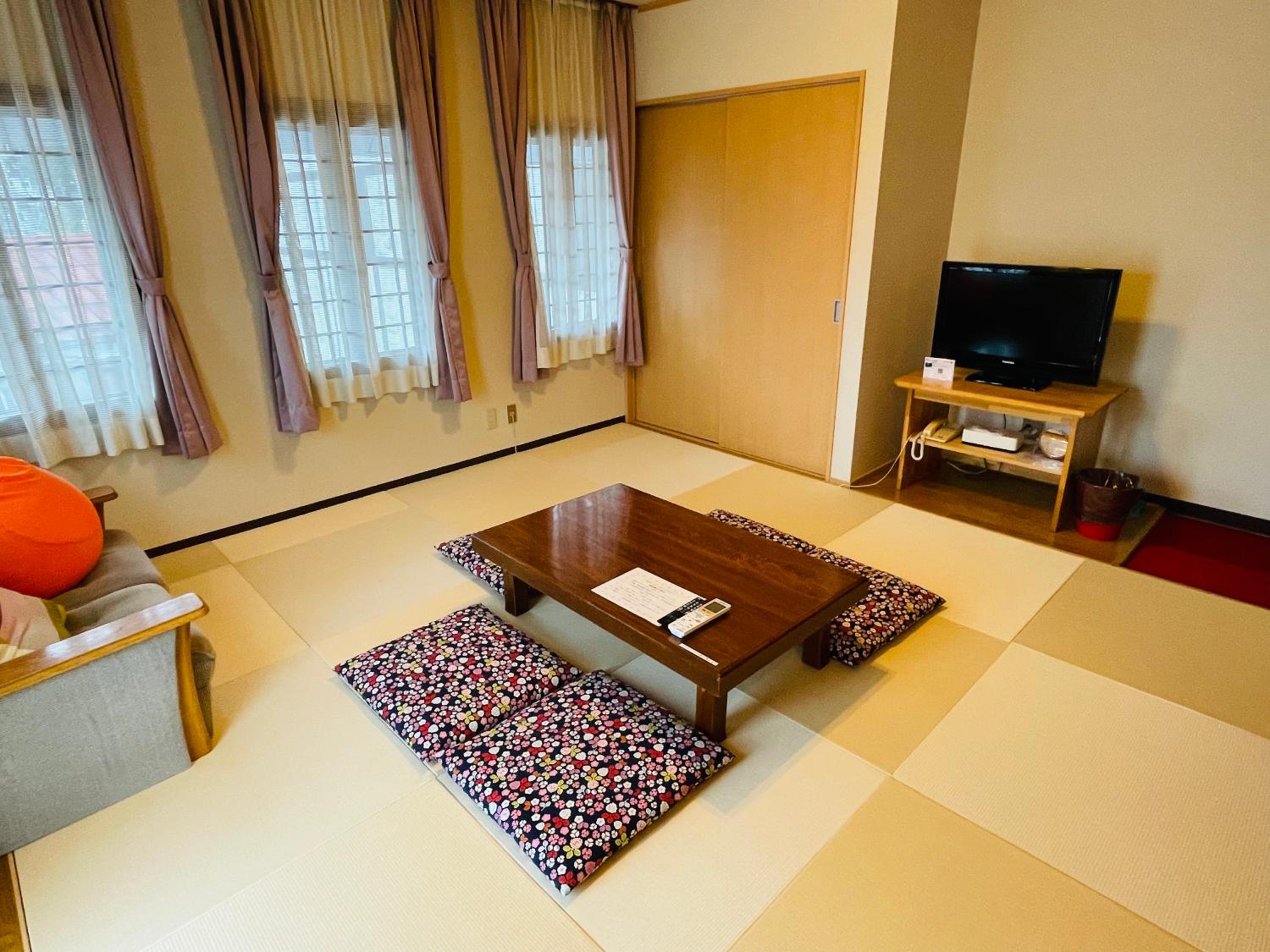 Japanese-Style Quadruple Room with Shared Bathroom photo 2