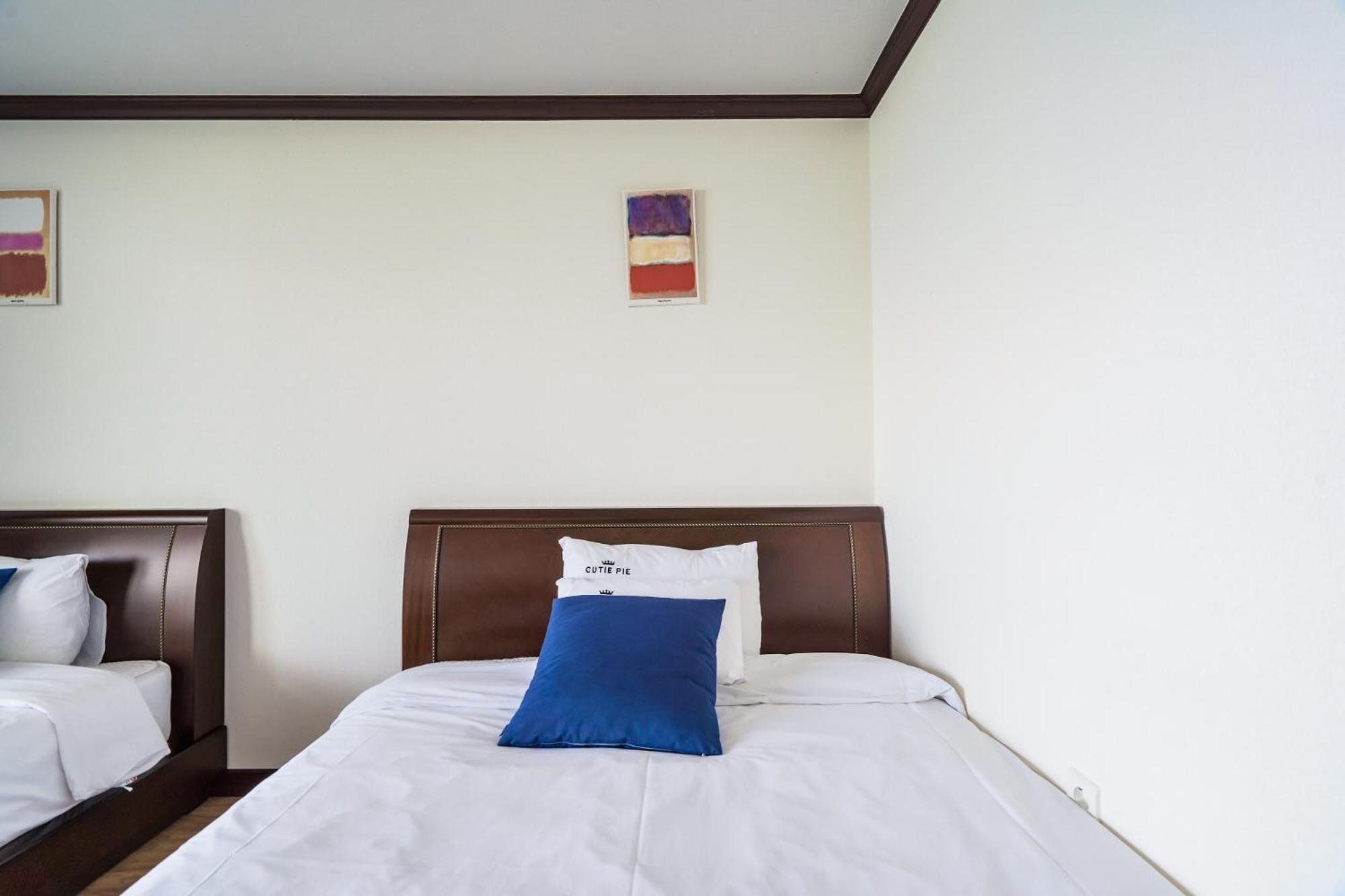 Deluxe Twin Room with Sea View - Photo 8