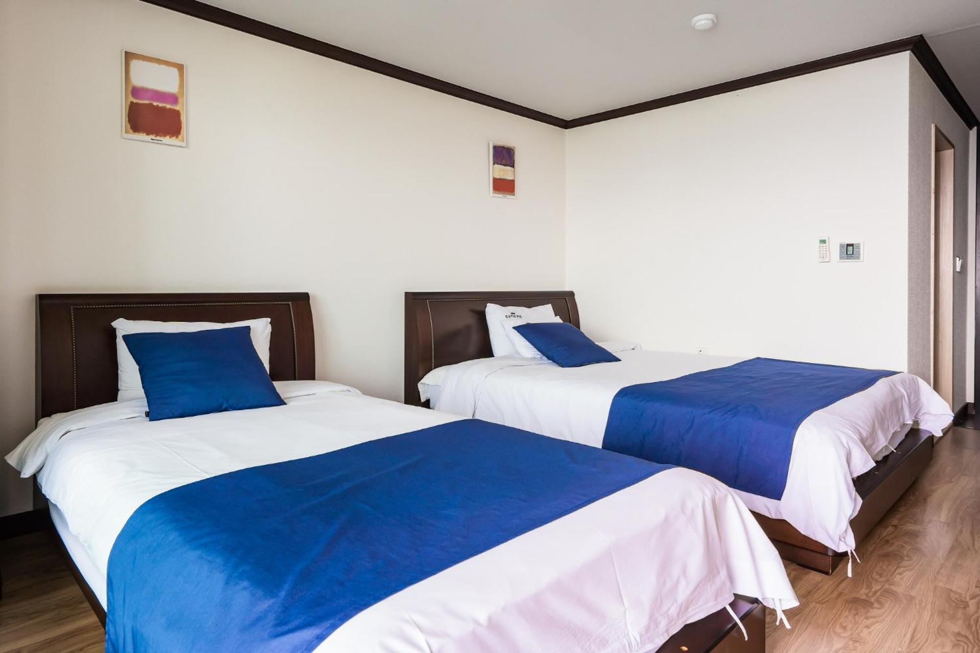 Deluxe Twin Room with Sea View - Photo 10