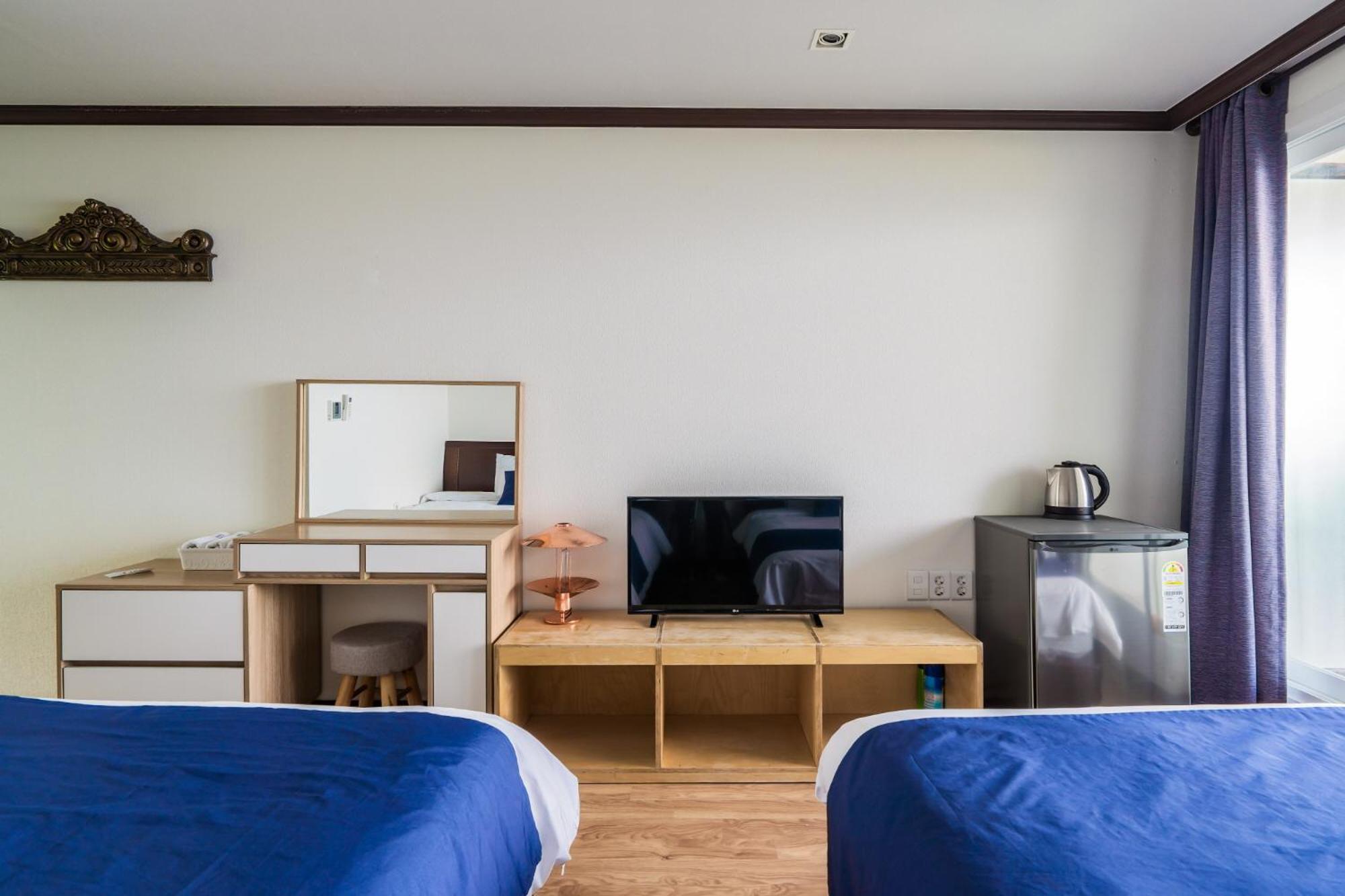 Deluxe Twin Room with Sea View - Photo 2