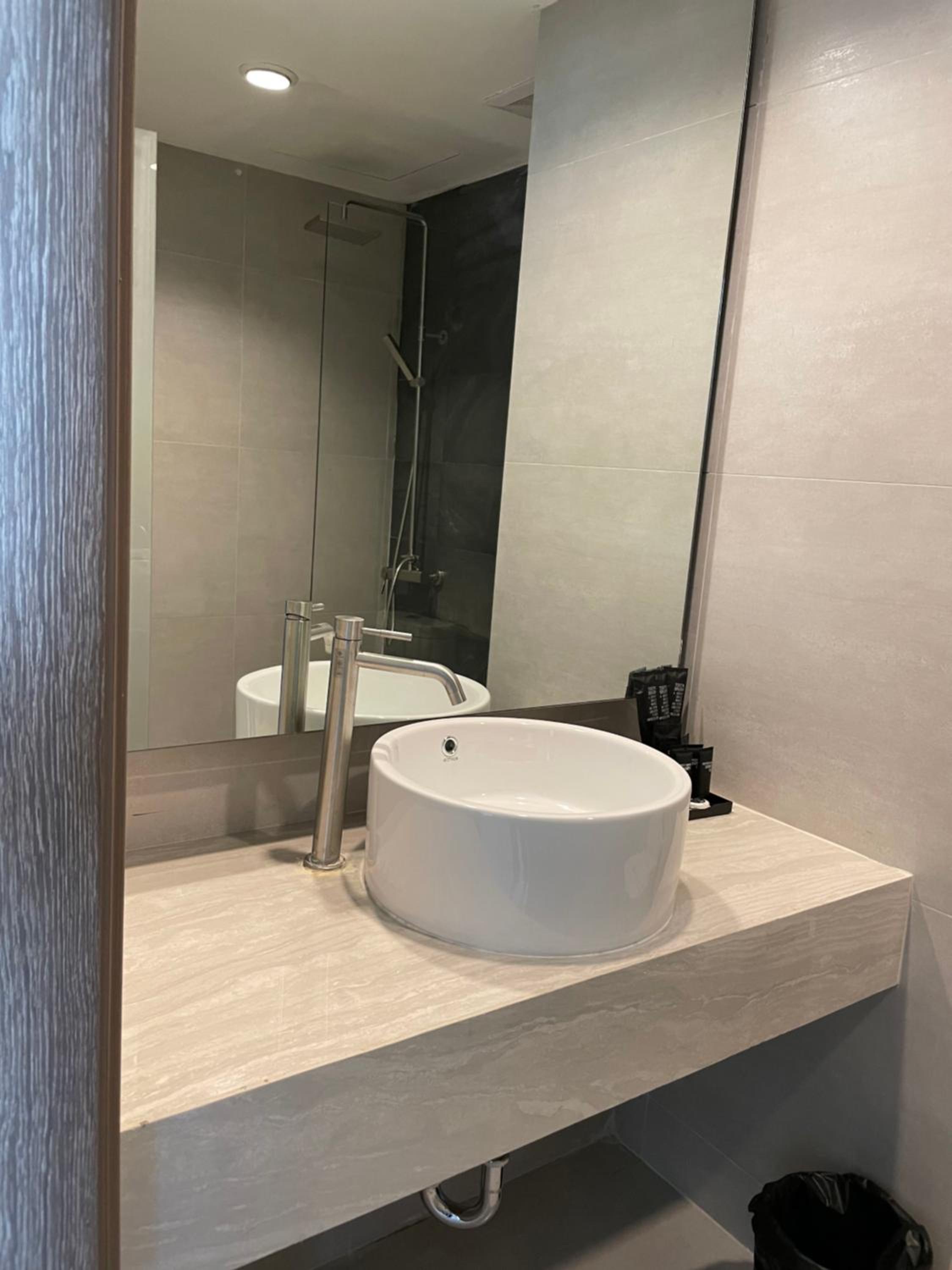 Standard Twin Room with Sea View - Photo 8