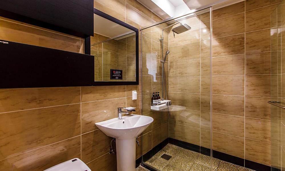 Superior Twin Room with Sea View - Photo 10