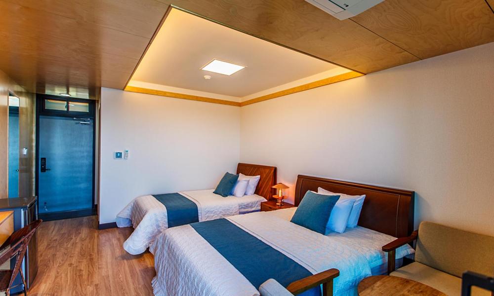 Superior Twin Room with Sea View - Photo 4