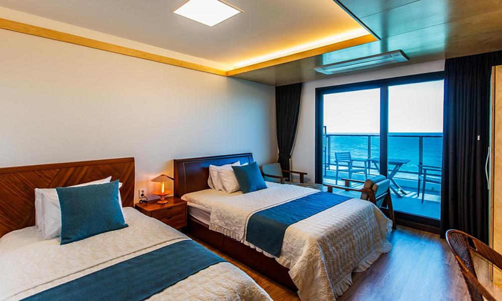 Superior Twin Room with Sea View - Photo 1