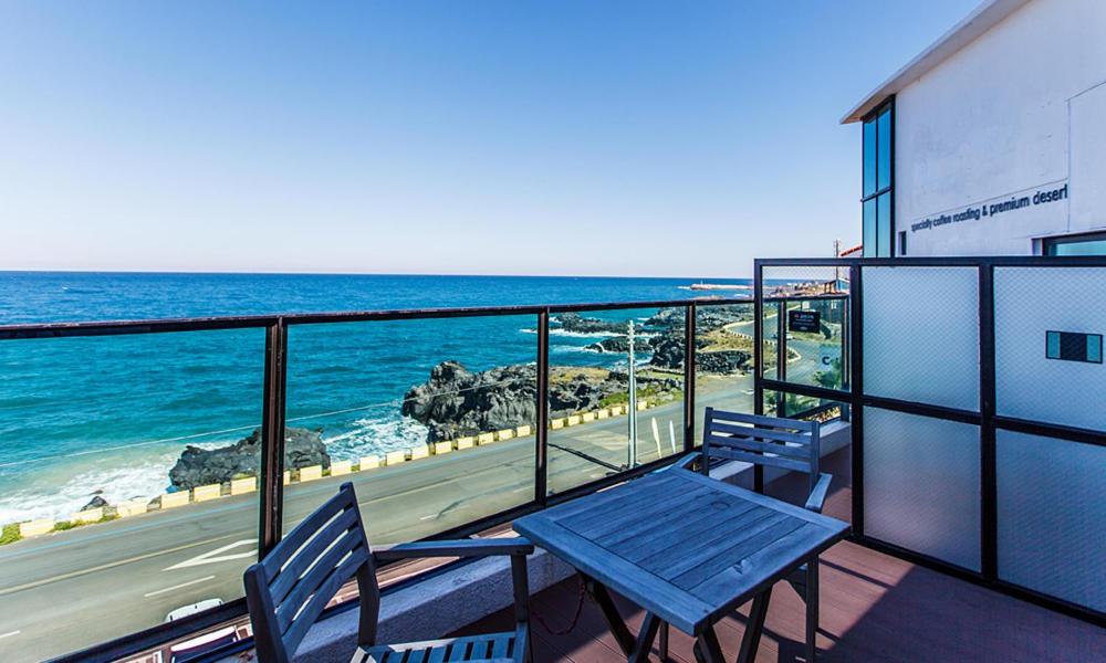 Superior Twin Room with Sea View - Photo 7