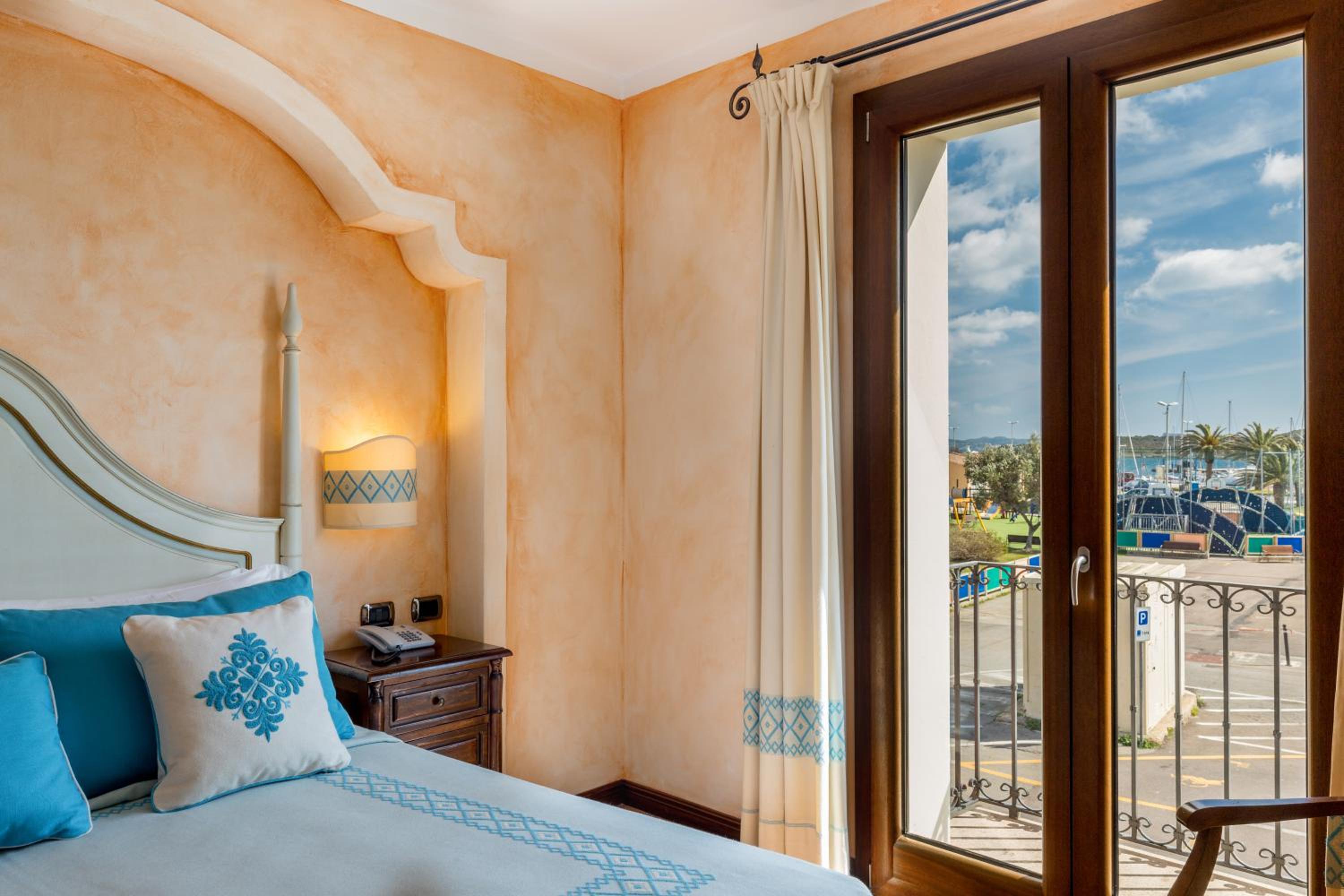 Deluxe Suite with Sea View - Photo 2