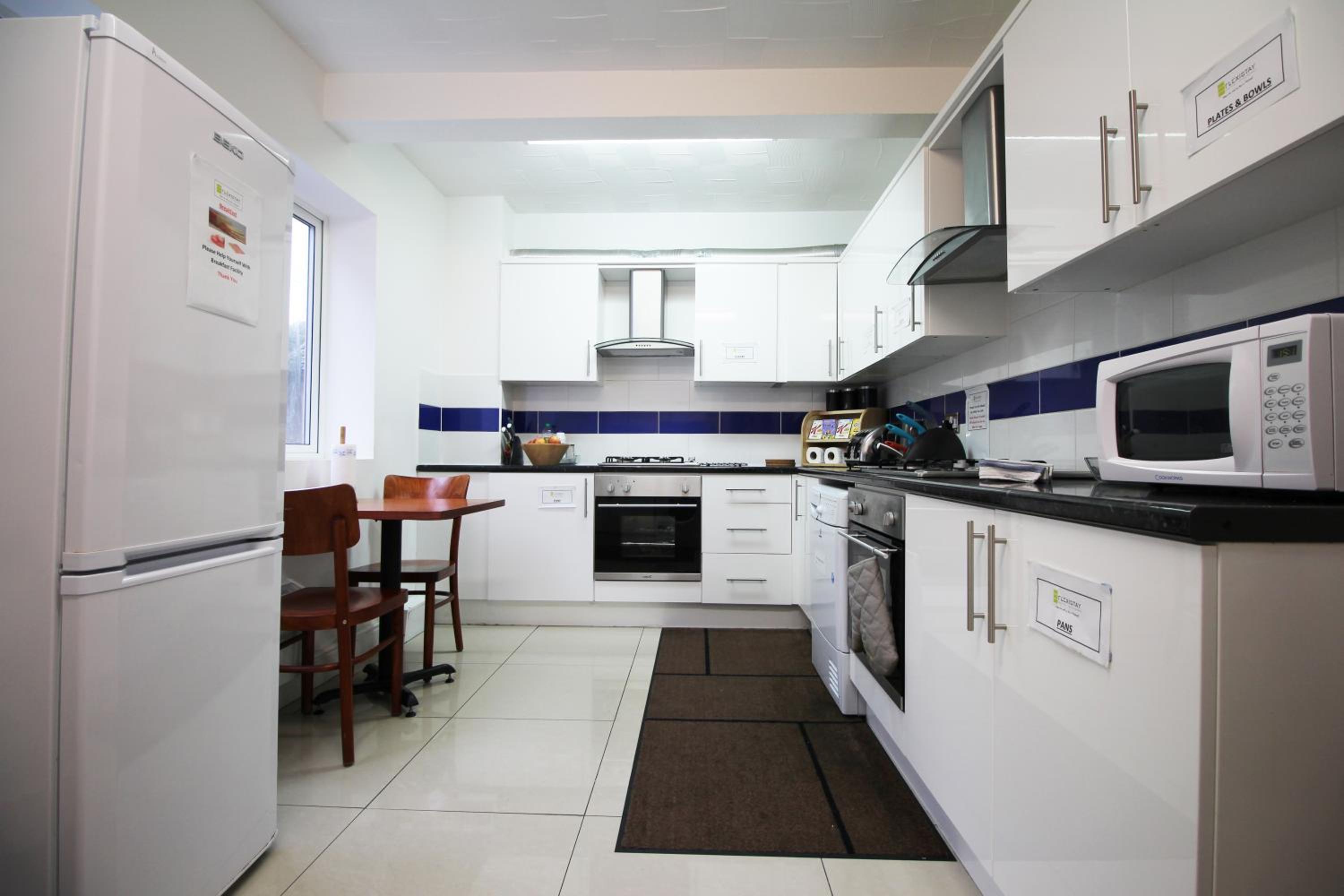 Single Room with Private Bathroom photo 2