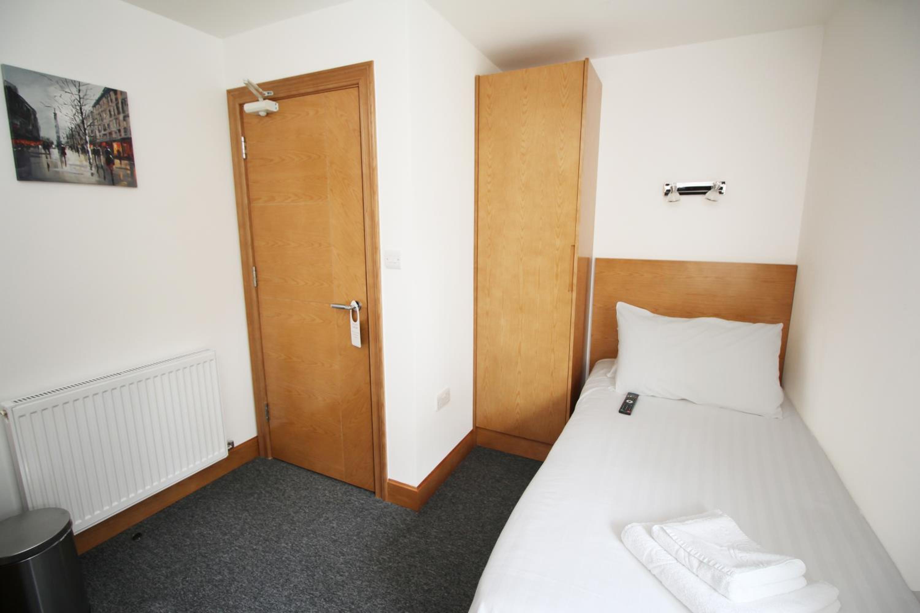 Single Room with Private Bathroom photo 1