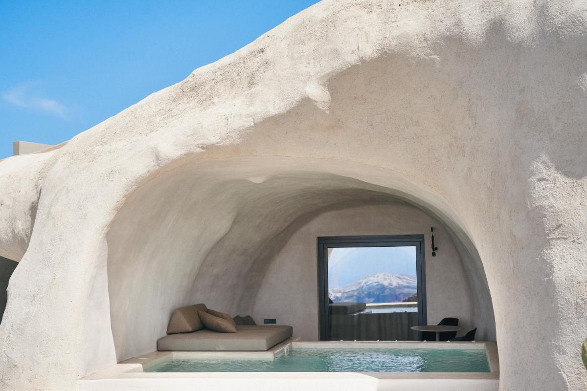 Omni Cave Suite with Private Jacuzzi- Caldera View photo 2