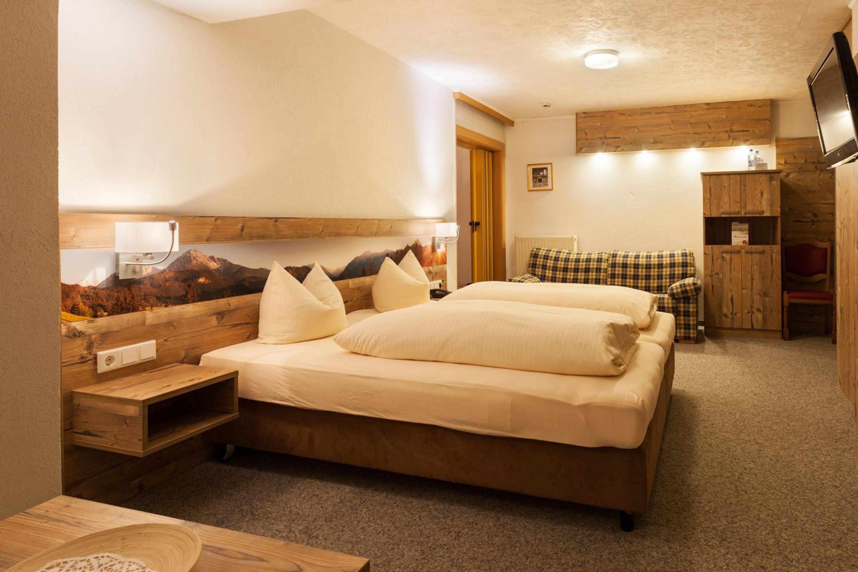 Two-Bedroom Family Suite with Forest View photo 2