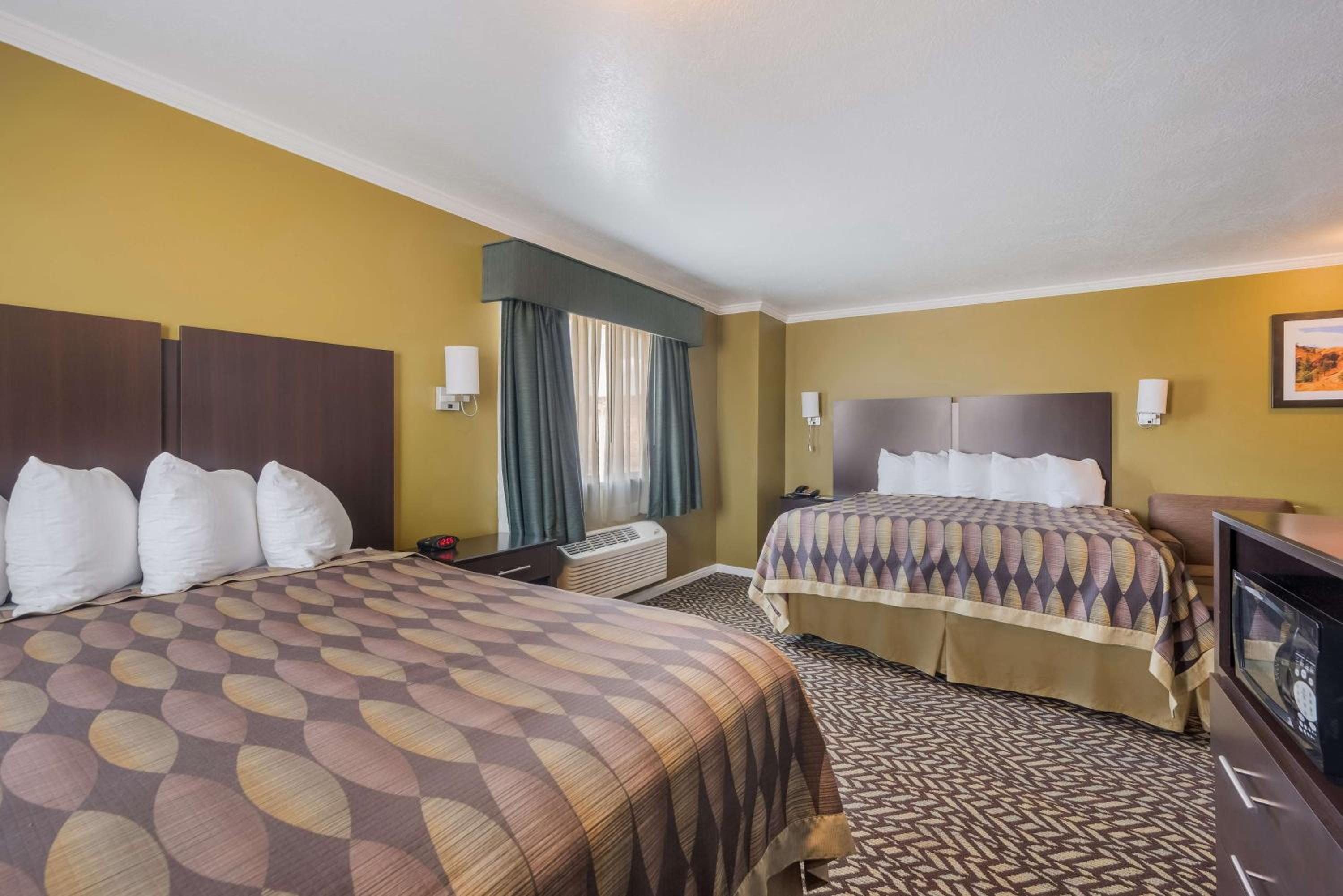 Suite with One King and One Queen Bed - Non-Smoking - Photo 4