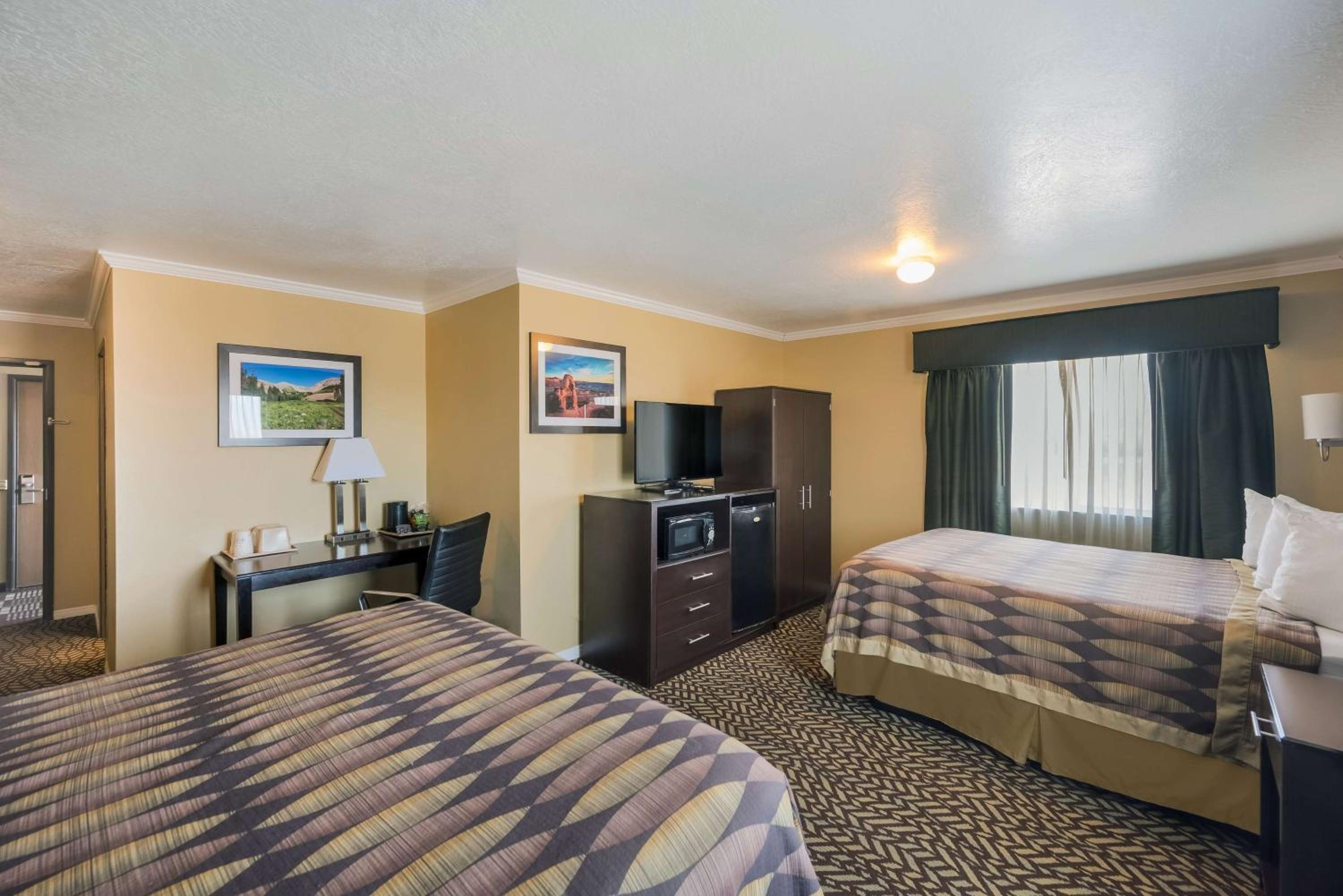 Suite with One King and One Queen Bed - Non-Smoking - Photo 3