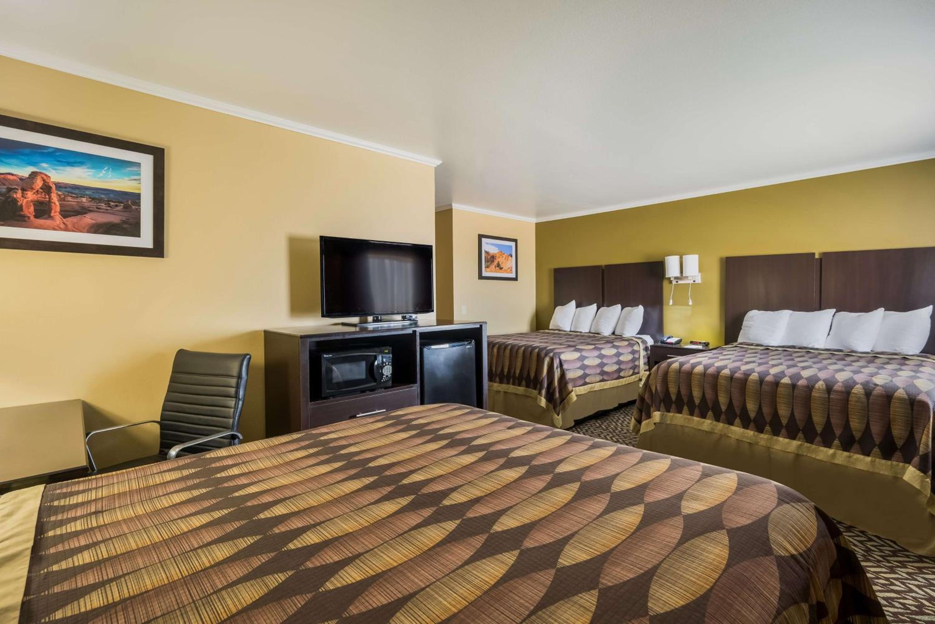 Queen Suite with Three Queen Beds - Photo 3