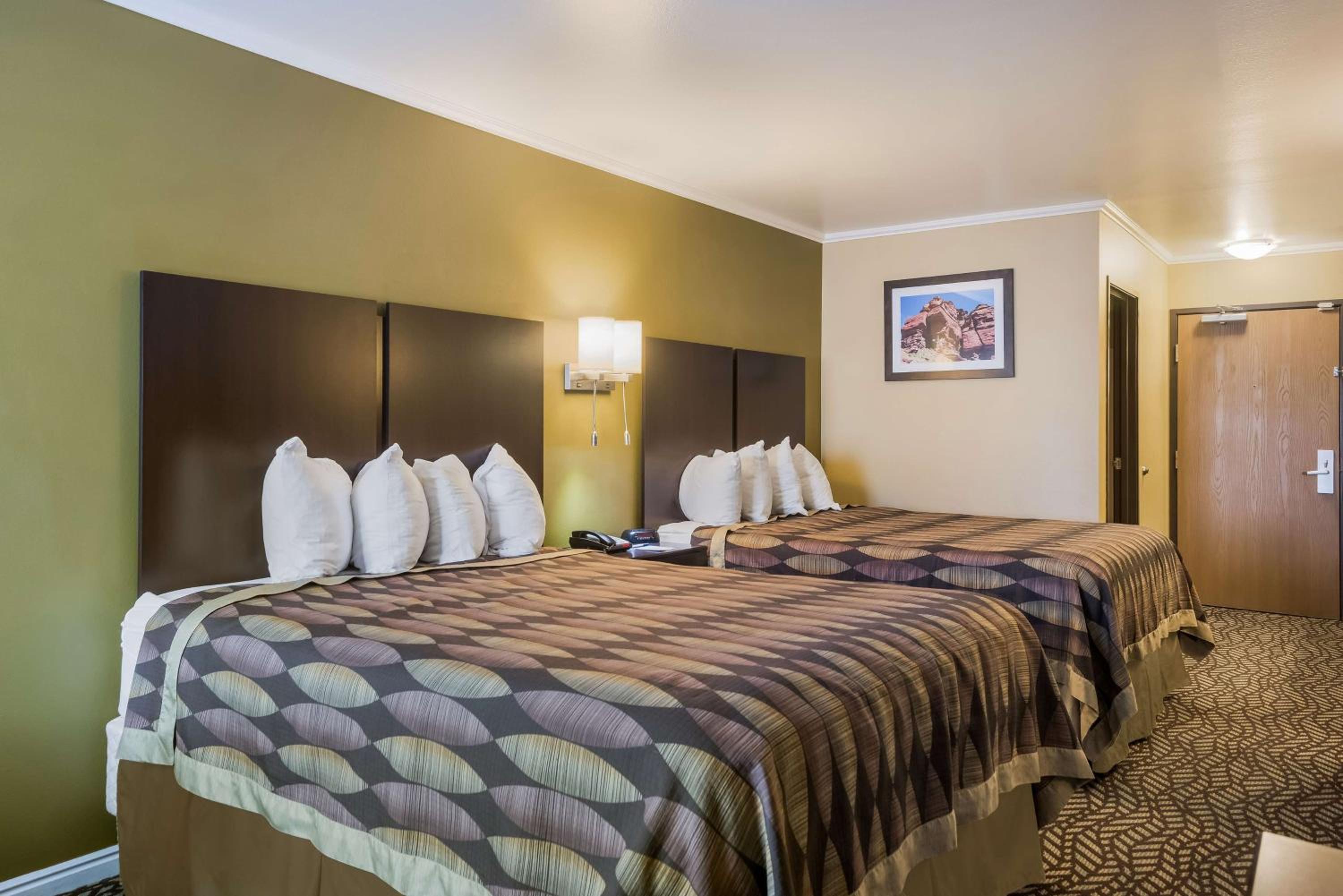 Queen Room with Two Queen Beds - Photo 4