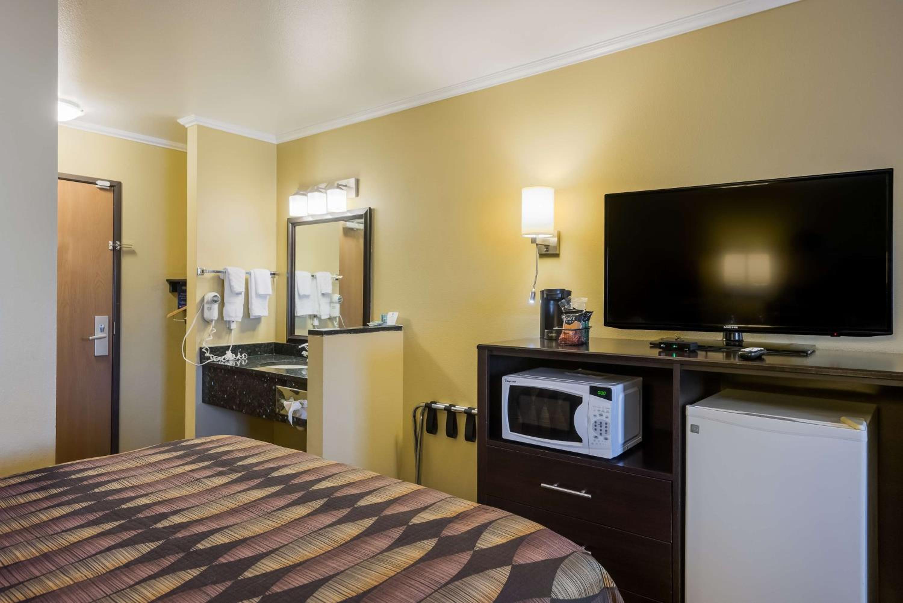 Queen Room with Two Queen Beds - Photo 2