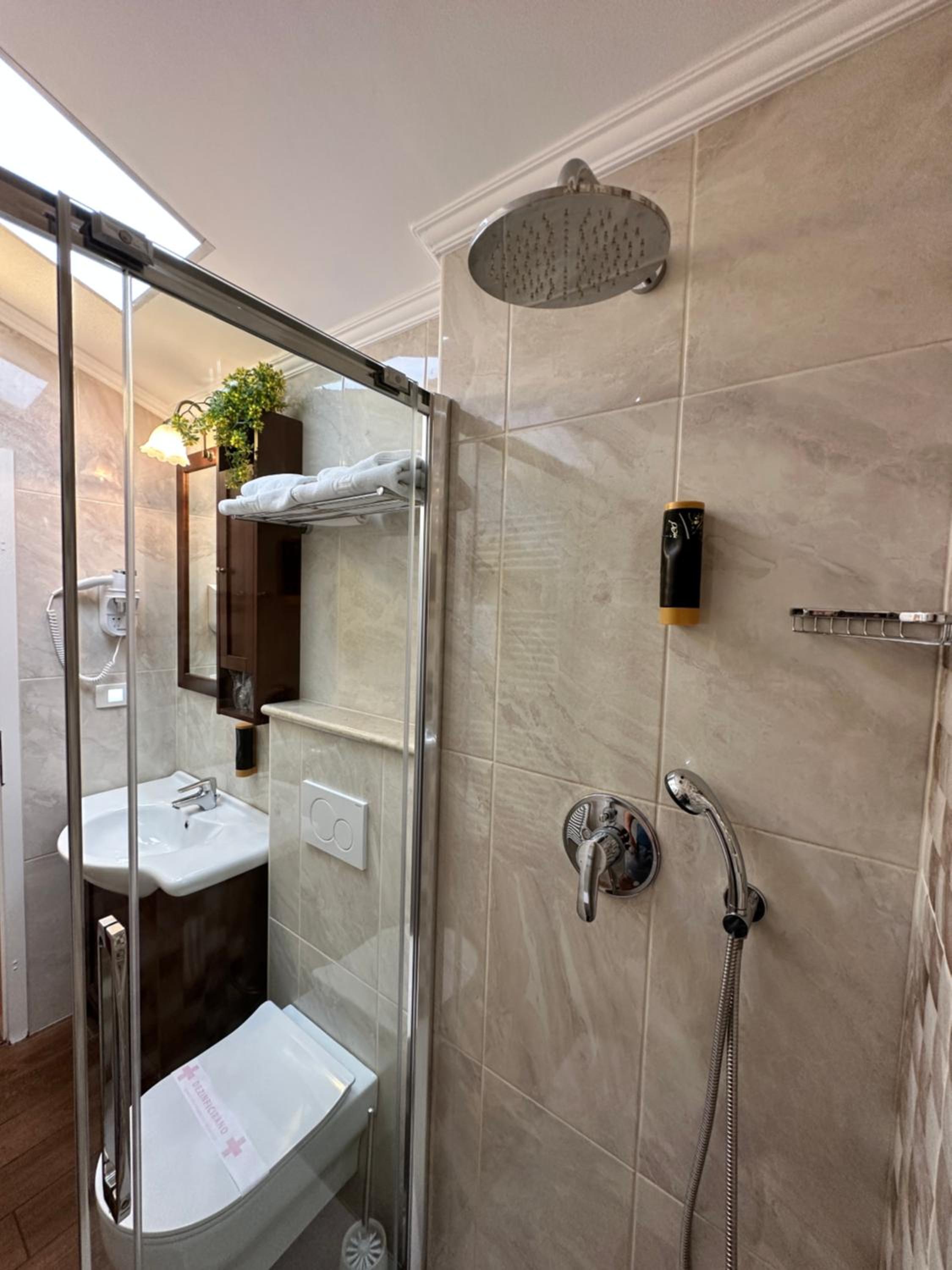Double or Twin Room - Photo 4