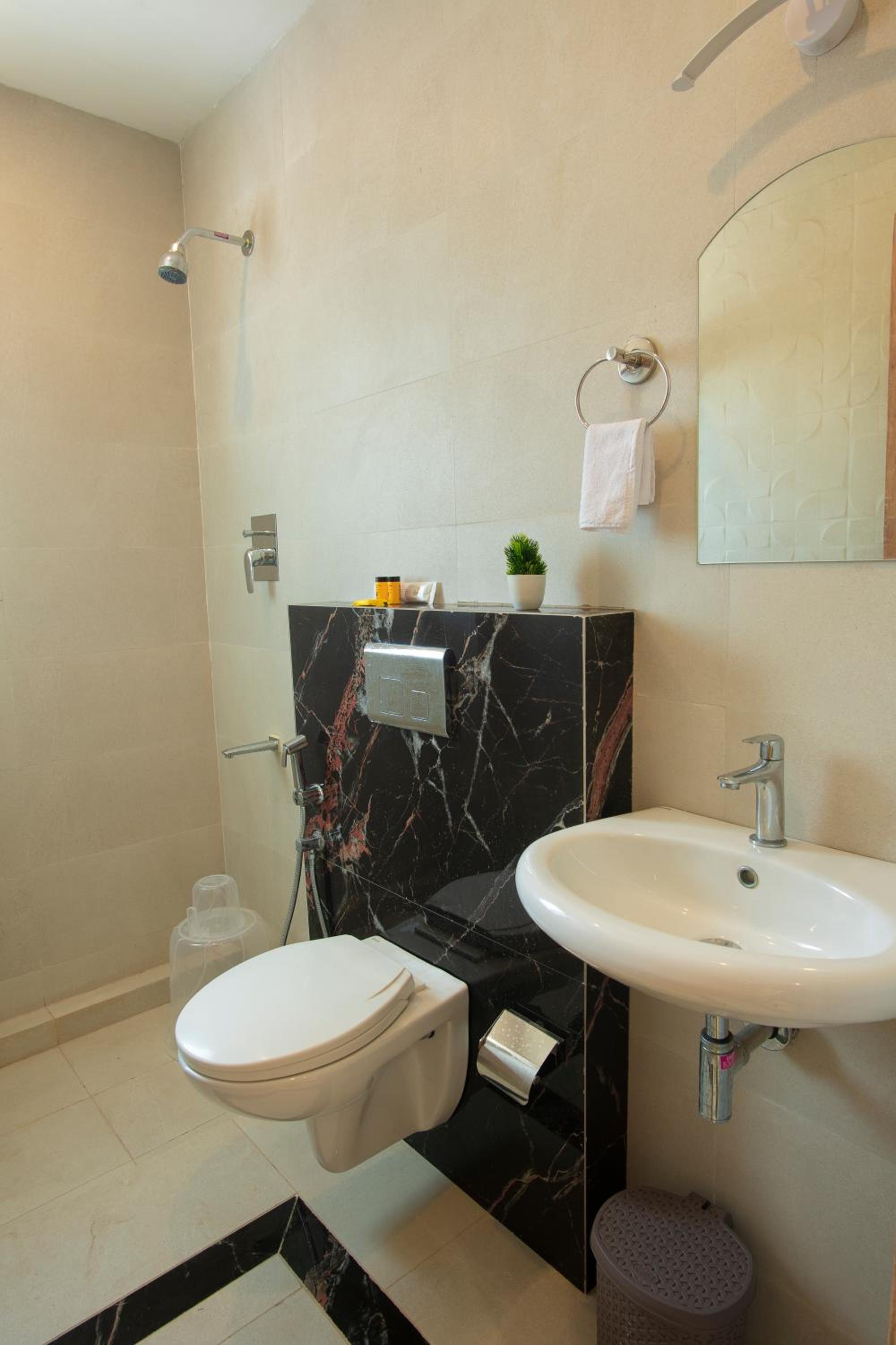 Double Room with Balcony - Photo 7