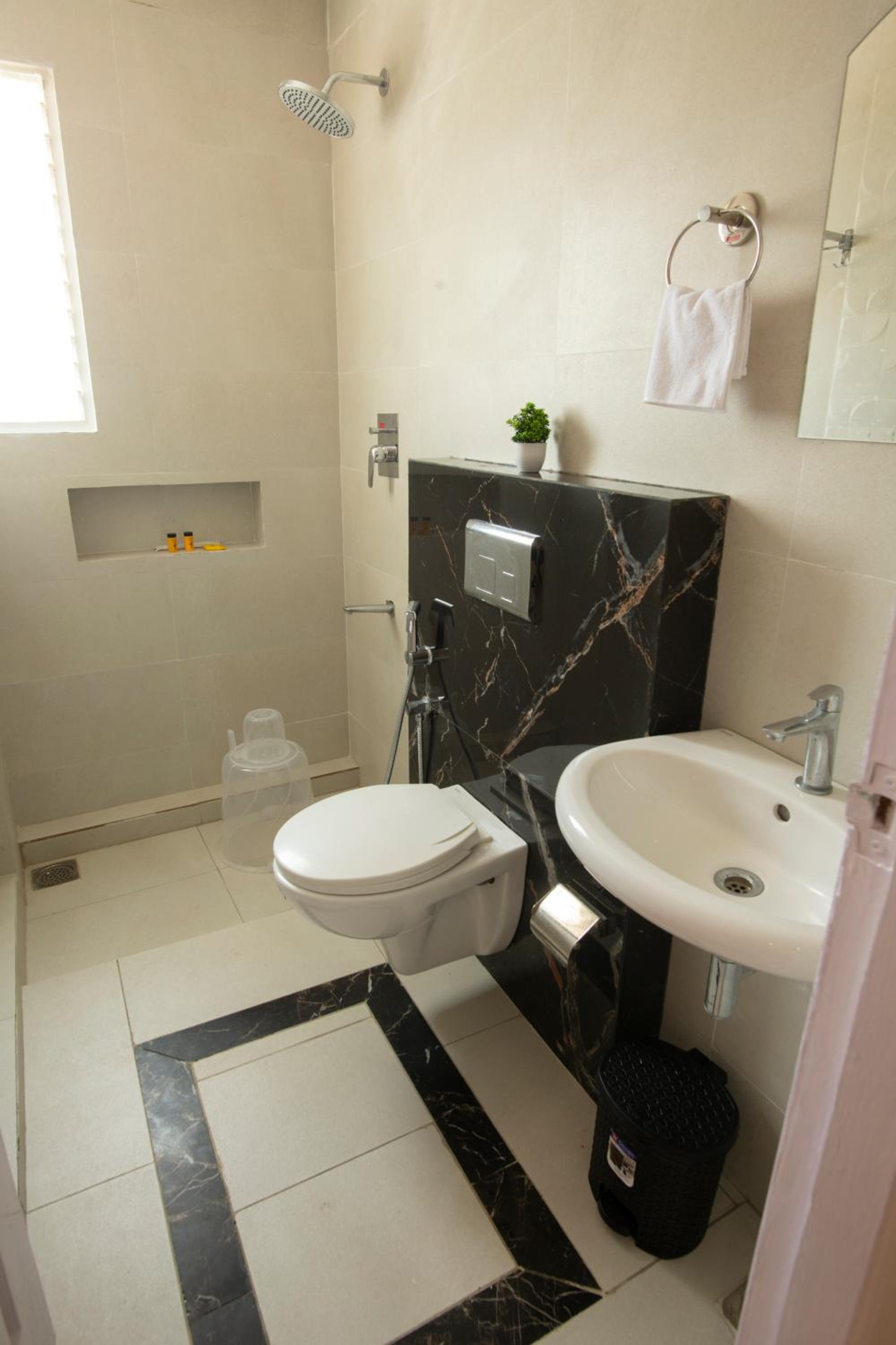 Double Room with Balcony - Photo 8