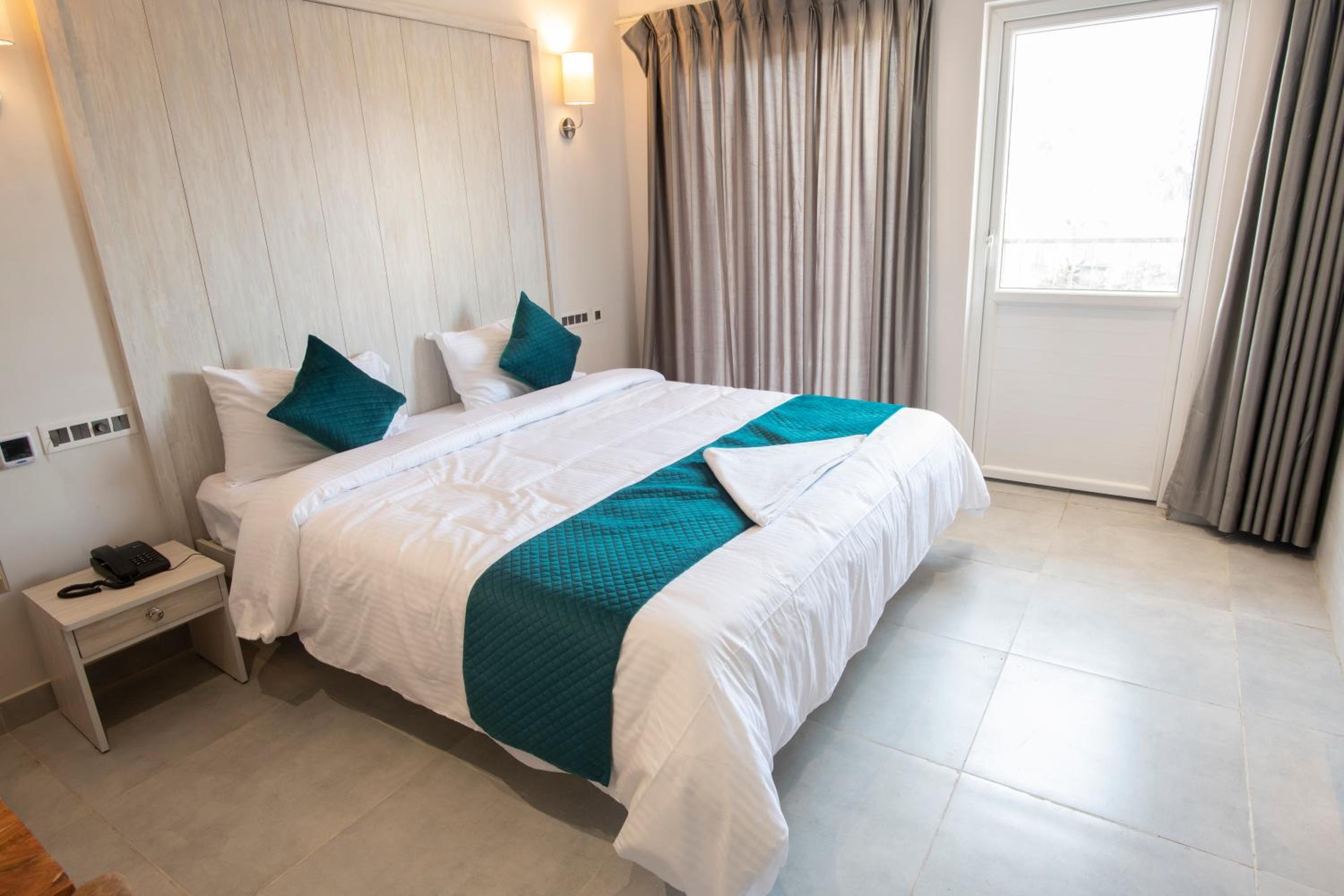 Deluxe Double Room with Balcony - Photo 5