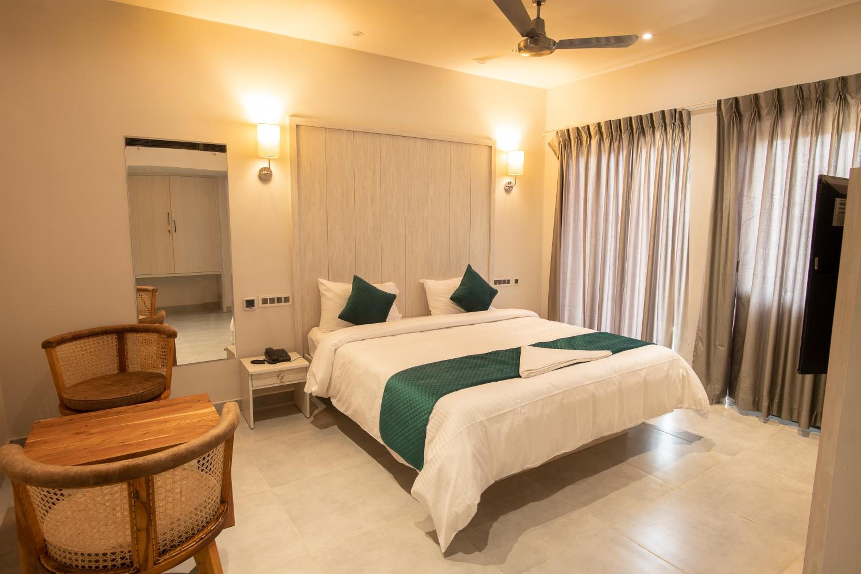 Deluxe Double Room with Balcony - Photo 7