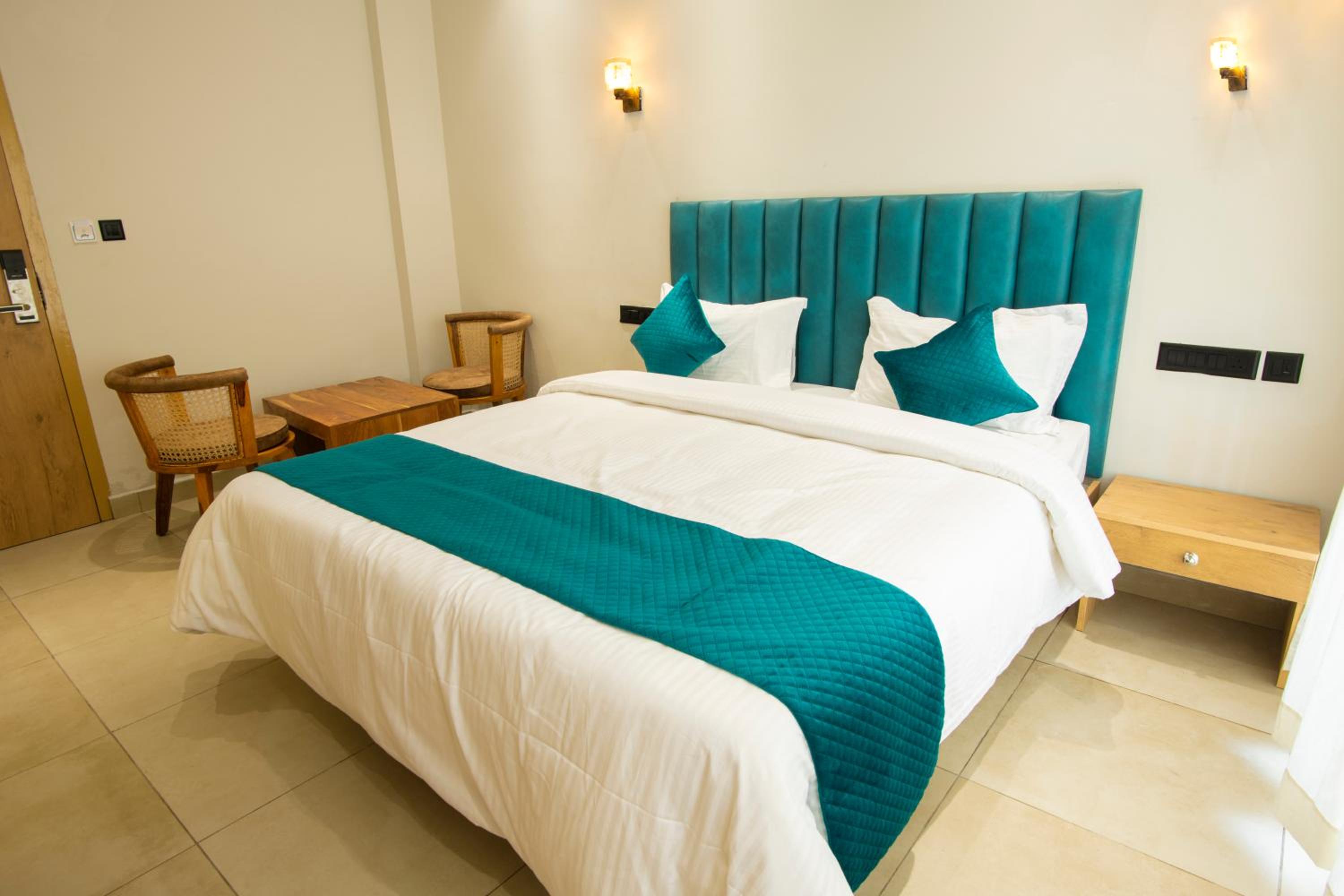 Double Room with Balcony - Photo 10
